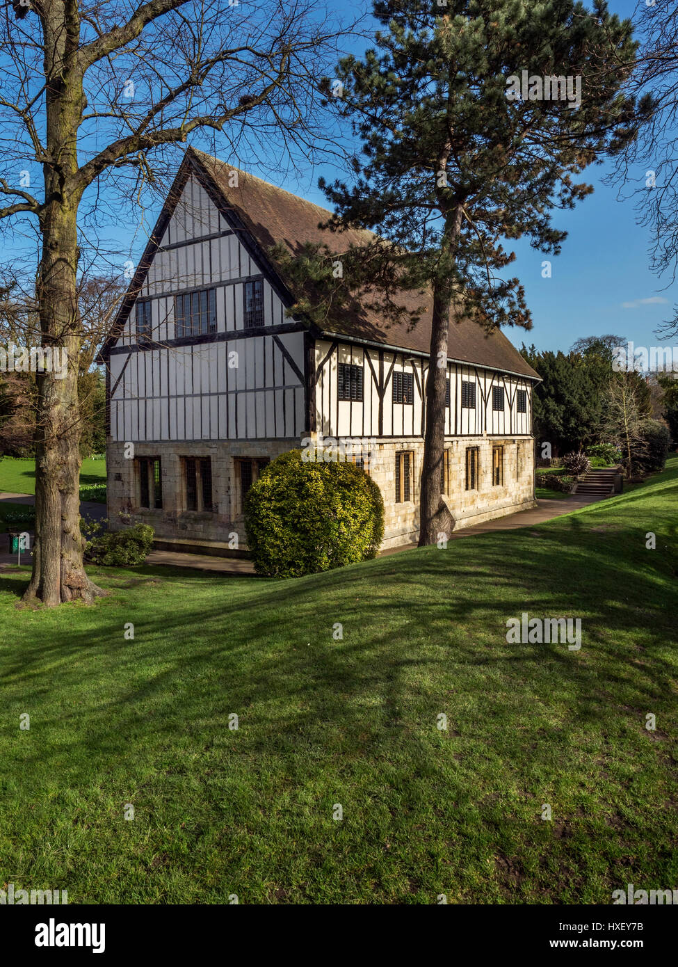 L'hôpital s'est dans les jardins du musée de New York au printemps Yorkshire Angleterre Banque D'Images