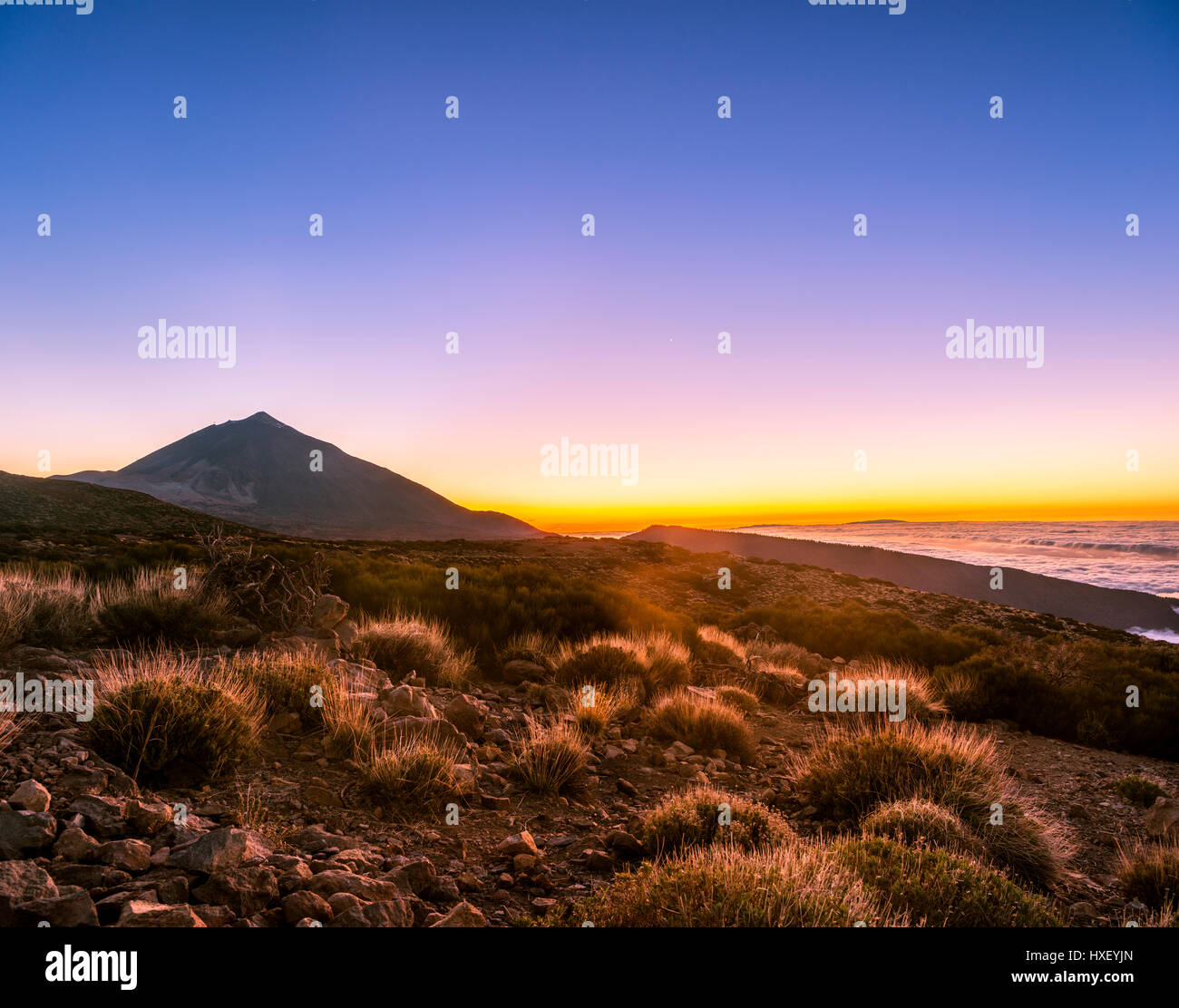 Le coucher du soleil, coucher du soleil glow avec étoile du soir, ciel nuageux, le volcan Teide et le volcan paysage, paysage, contre-jour El Teide national park Banque D'Images