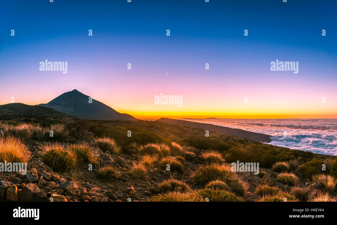 Le coucher du soleil, coucher du soleil glow avec étoile du soir, ciel nuageux, le volcan Teide et le volcan paysage, paysage, contre-jour El Teide national park Banque D'Images