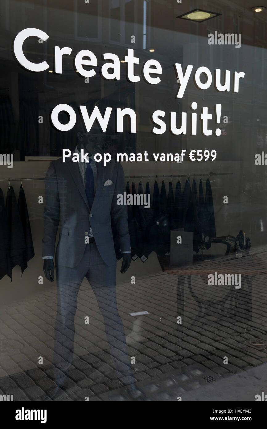 Langues bilingue de l'Anglais et Flamand dans une boutique de vêtements pour homme convient à fenêtre, le 24 mars 2017, à Leuven, Belgique. Banque D'Images