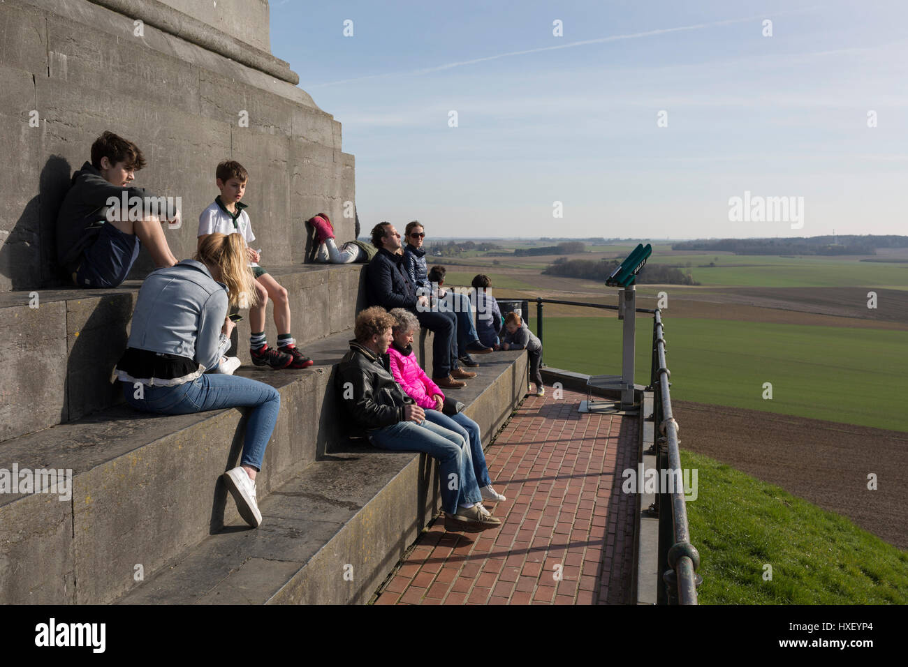 Visiteurs sur le sommet de la Butte du Lion donnent sur un paysage de champs et de terres agricoles et à la recherche dans la direction de Napoléon le corps de lignes françaises lors de la bataille de Waterloo, le 25 mars 2017, à Waterloo, en Belgique. Waterloo a eu lieu le 18 juin 1815 entre une armée française sous Napoléon Bonaparte, battu par deux des armées de la septième Coalition : une armée alliée anglo-mené sous le commandement du duc de Wellington, et une armée prussienne sous le commandement de Gebhard Leberecht von Blücher, résultant en 41 000 victimes. Banque D'Images