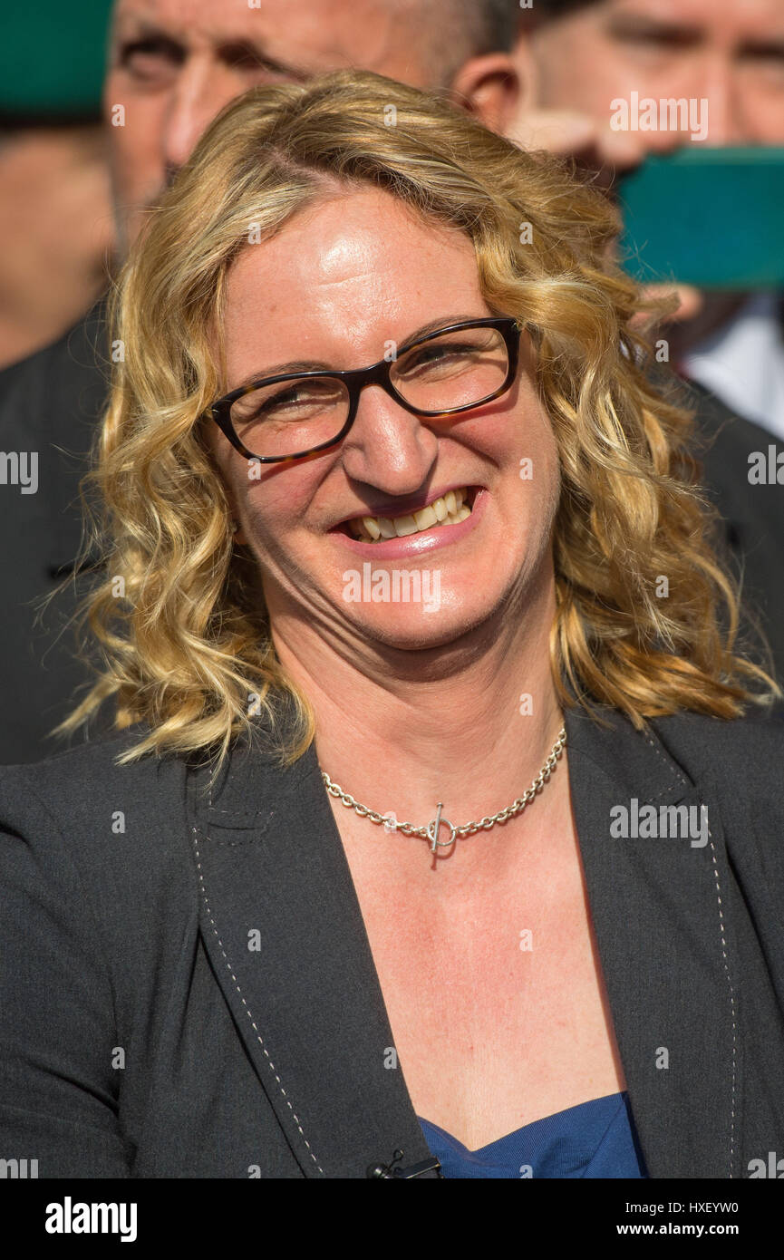 Claire Blackman, l'épouse d'Alexander Blackman, en dehors de la Royal Courts of Justice à Londres comme le Royal Marine pourrait être libéré de prison dans quelques semaines après que la Cour d'appel de la cour martiale le condamna à sept ans pour l'homicide involontaire d'un combattant taliban en Afghanistan. Banque D'Images