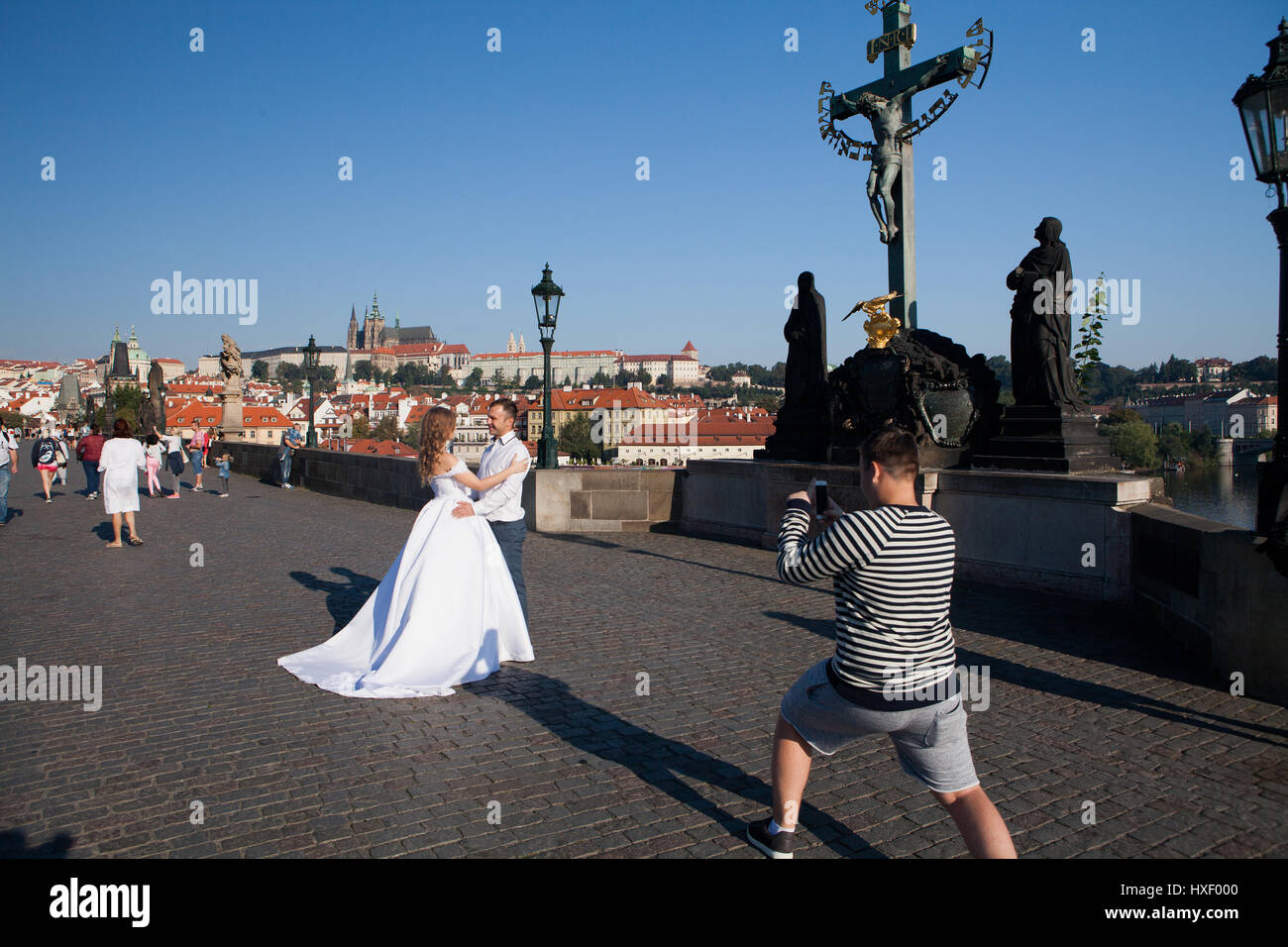 Mariée et le marié, le Pont Charles, Prague, République Tchèque Banque D'Images
