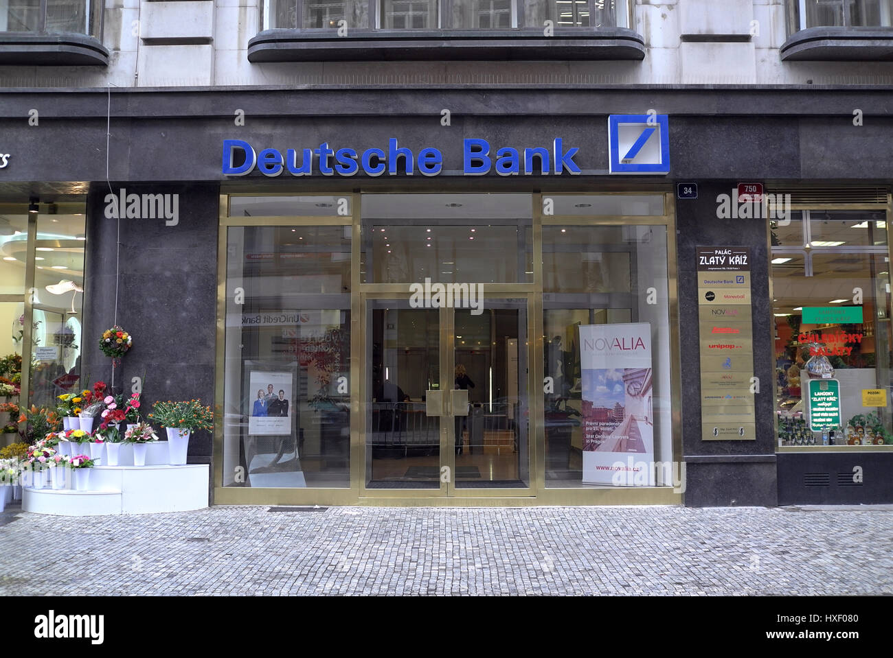 A la Deutsche Bank succursale située dans le centre de Prague, République tchèque. Deutsche Bank a plus de 100 000 employés dans plus de 70 pays. Banque D'Images