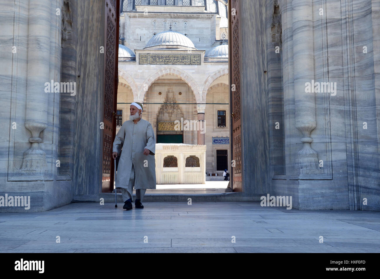 Un vieil homme avec beart quitte la porte principale de la mosquée impériale ottomane mosquée Bayezid II, qui est situé dans le district de Fatih, à Istanbul. Banque D'Images