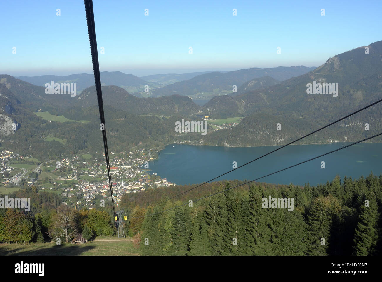 Depuis le village de St Gilgen vous pouvez aller avec les voitures de câble vers le haut de la montagne Zwölferhorn (1 521 m) d'où vous avez une vue panoramique fantastique Banque D'Images