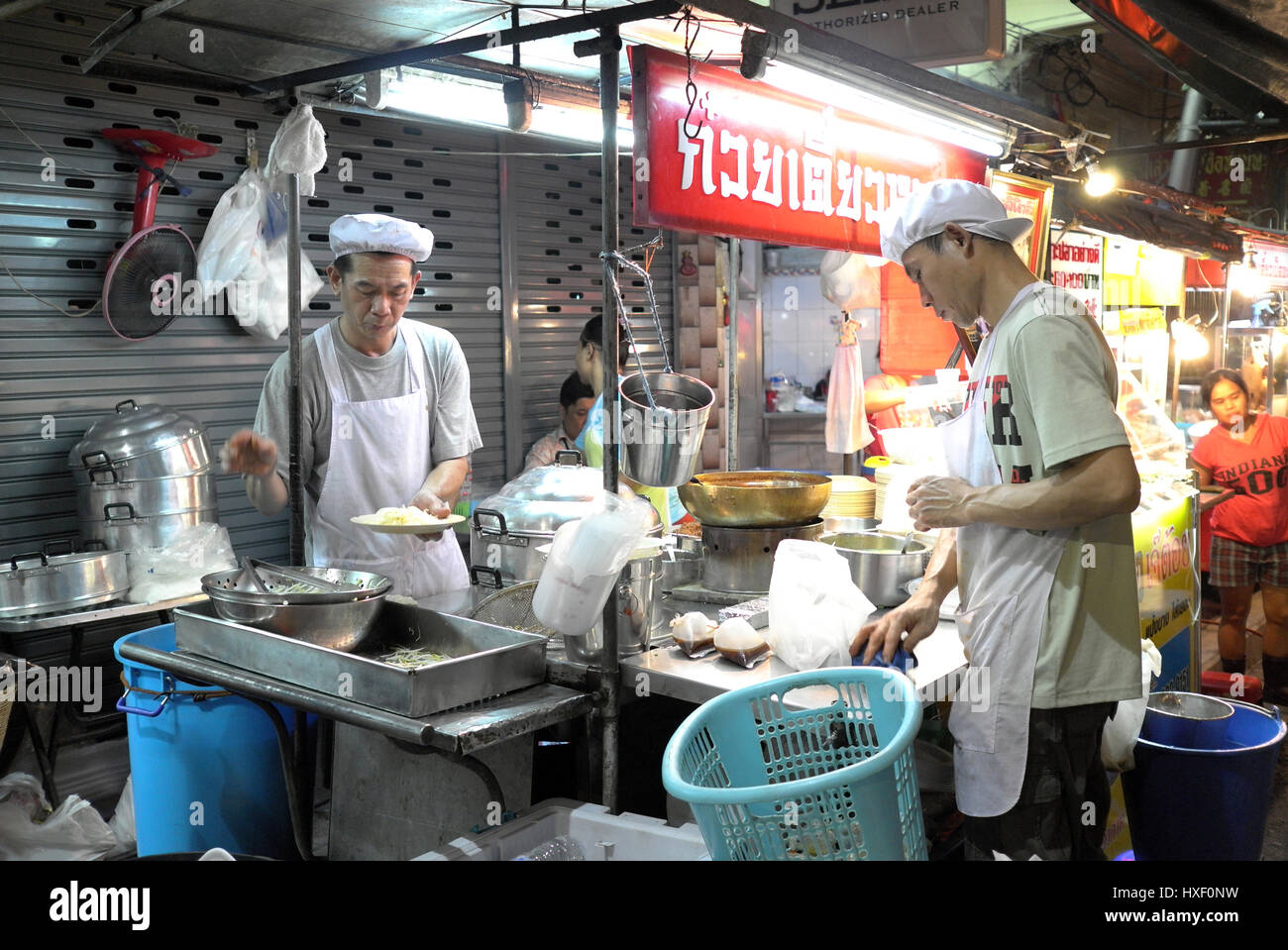 Cuisine de rue dans le quartier chinois, qui est situé à l'Yaowarat Road dans le district de Samphanthawong à Bangkok, Thaïlande. Le Chinatown de Bangkok est une popula Banque D'Images