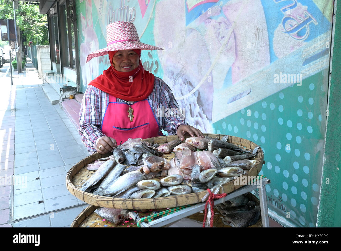 Smiling Thai dame vendant du poisson dans une rue de Bangkok, Thaïlande. Banque D'Images