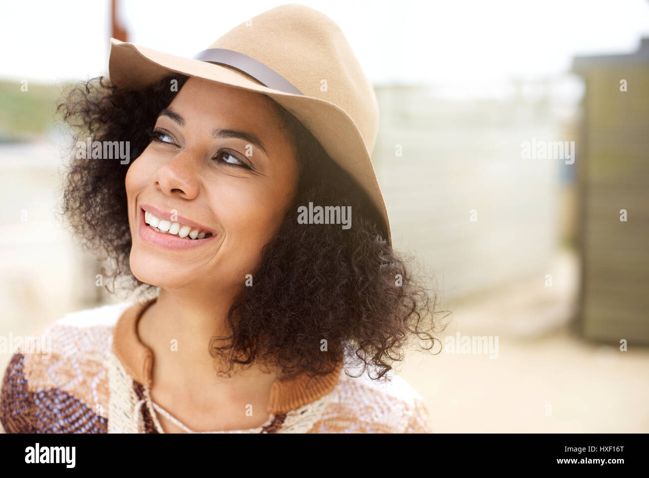 Close up portrait of a young african american woman smiling with hat Banque D'Images