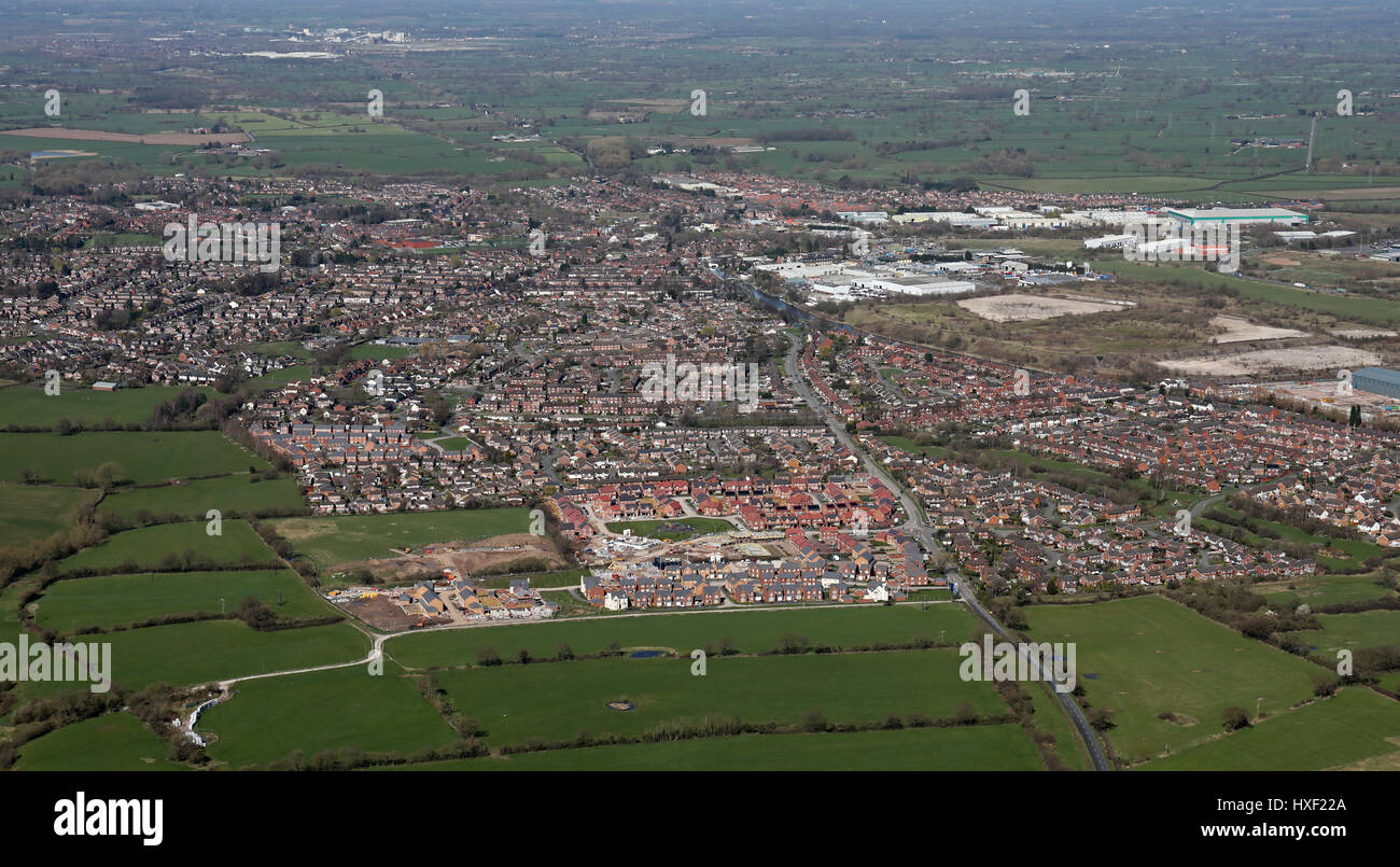 Vue aérienne d'un nouveau développement de logements sur les terres de la ceinture verte près de Middlewich, Cheshire, Royaume-Uni Banque D'Images