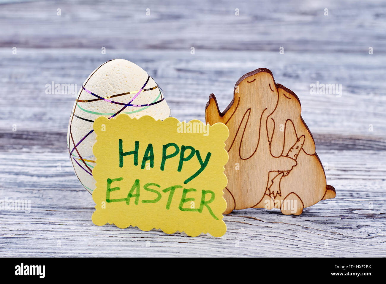 Décorations de Pâques sur fond de bois. Banque D'Images