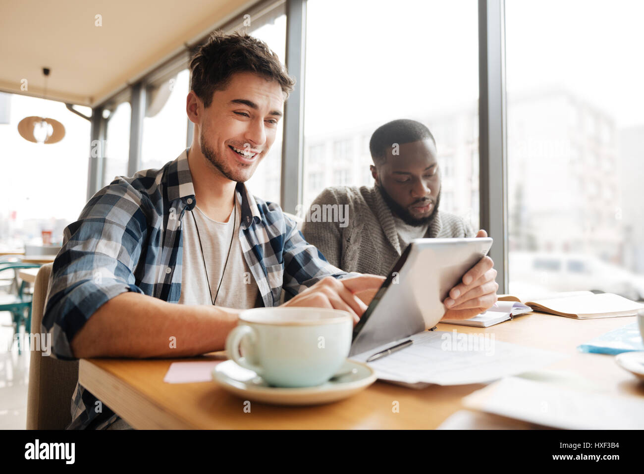 Deux étudiants travaillant sur tablet together Banque D'Images