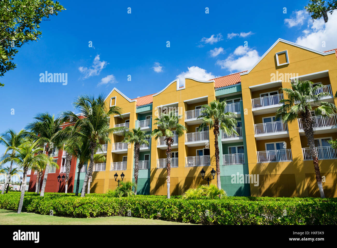 Sur un balcon sur Curacao Resort tropical coloré Banque D'Images