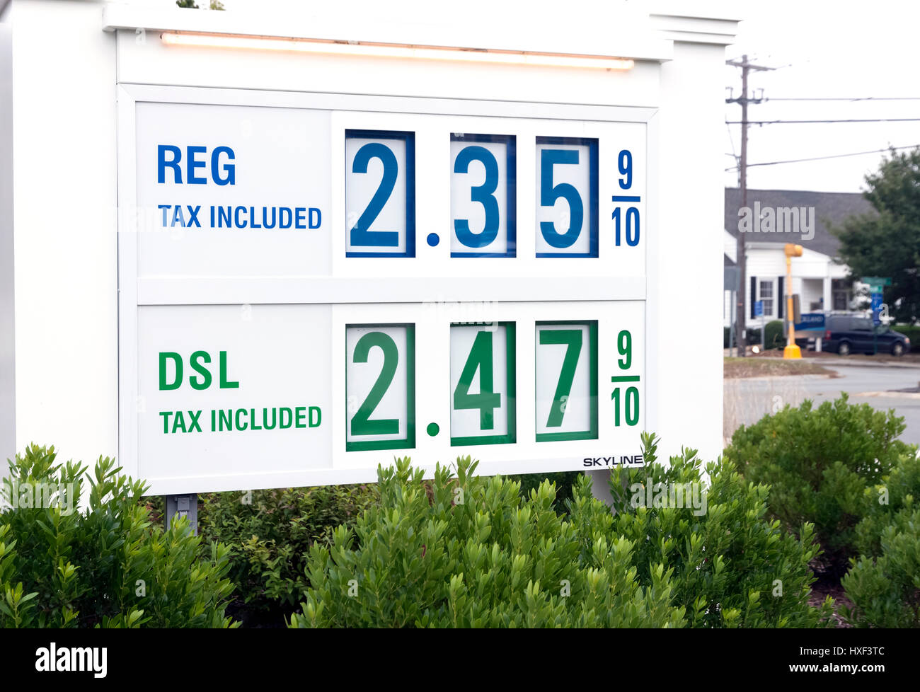 Faible prix de l'essence sur une station-signe. Banque D'Images