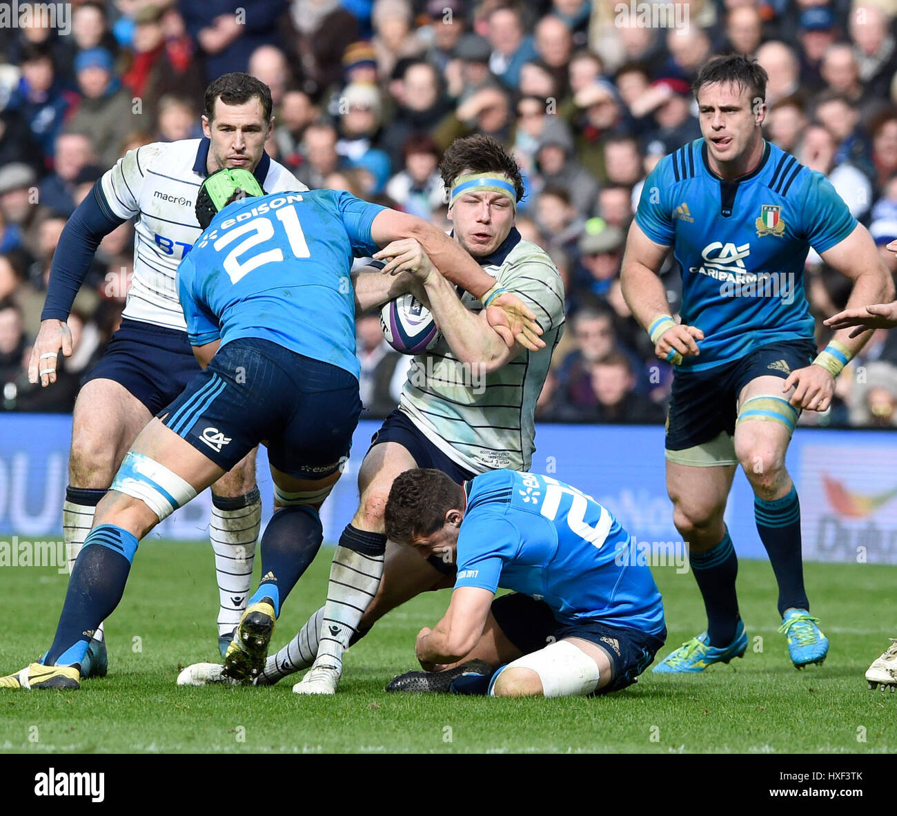 Hamish Watson d'Écosse est abordé par Francesco Minto (21) et Marcello Violi de l'Italie avec Tim Visser de l'Ecosse (à gauche) et Abraham Steyn de l'Italie (à droite) au cours de la RBS Six Nations match à Murrayfield, Edinburgh BT. Banque D'Images