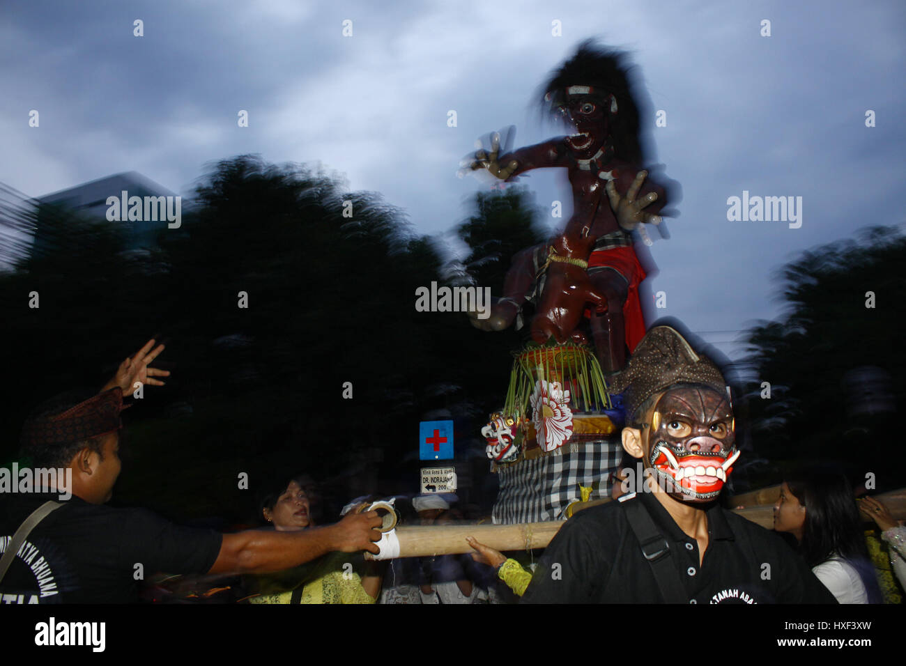 Le centre de Jakarta, Indonésie. Mar 27, 2017. Transporter hindous balinais effigie géante appelée Ogoh-Ogoh comme symbolisant le mauvais esprit pendant l'Tawur Kesanga cérémonie religieuse traditionnelle à Jakarta. La cérémonie tenue annuelle pour commémorer le Nouvel An hindou Balinais, année de Saka 1939, connu sous le nom de Nyepi. Est Nyepi une journée de silence, quand les gens s'abstiennent de leurs activités telles que de l'utilisation de lumières, travailler, voyager et toutes sortes d'animations pour l'auto-réflexion. Credit : Tubagus Aditya Irawan/Pacific Press/Alamy Live News Banque D'Images Le centre de Jakarta, Indonésie. Mar 27, 2017. Transporter hindous balinais effigie géante appelée Ogoh-Ogoh comme symbolisant le mauvais esprit pendant l'Tawur Kesanga cérémonie religieuse traditionnelle à Jakarta. La cérémonie tenue annuelle pour commémorer le Nouvel An hindou Balinais, année de Saka 1939, connu sous le nom de Nyepi. Est Nyepi une journée de silence, quand les gens s'abstiennent de leurs activités telles que de l'utilisation de lumières, travailler, voyager et toutes sortes d'animations pour l'auto-réflexion. Credit : Tubagus Aditya Irawan/Pacific Press/Alamy Live News Banque D'Images