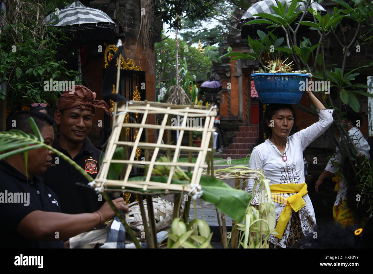 Le centre de Jakarta, Indonésie. Mar 27, 2017. L'hindouisme balinais prient avec une offrande dans l'ARILE Satya Bhuana tample pendant le Tawur Kesanga cérémonie religieuse traditionnelle à Jakarta. La cérémonie tenue annuelle pour commémorer le Nouvel An hindou Balinais, année de Saka 1939, connu sous le nom de Nyepi. Est Nyepi une journée de silence, quand les gens s'abstiennent de leurs activités telles que de l'utilisation de lumières, travailler, voyager et toutes sortes d'animations pour l'auto-réflexion. Credit : Tubagus Aditya Irawan/Pacific Press/Alamy Live News Banque D'Images Le centre de Jakarta, Indonésie. Mar 27, 2017. L'hindouisme balinais prient avec une offrande dans l'ARILE Satya Bhuana tample pendant le Tawur Kesanga cérémonie religieuse traditionnelle à Jakarta. La cérémonie tenue annuelle pour commémorer le Nouvel An hindou Balinais, année de Saka 1939, connu sous le nom de Nyepi. Est Nyepi une journée de silence, quand les gens s'abstiennent de leurs activités telles que de l'utilisation de lumières, travailler, voyager et toutes sortes d'animations pour l'auto-réflexion. Credit : Tubagus Aditya Irawan/Pacific Press/Alamy Live News Banque D'Images
