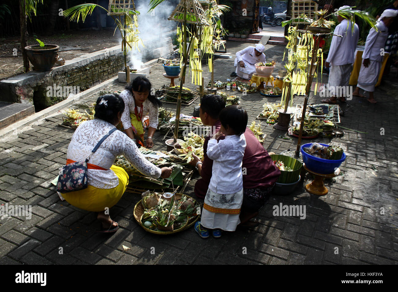 Le centre de Jakarta, Indonésie. Mar 27, 2017. L'hindouisme balinais prient avec une offrande dans l'ARILE Satya Bhuana tample pendant le Tawur Kesanga cérémonie religieuse traditionnelle à Jakarta. La cérémonie tenue annuelle pour commémorer le Nouvel An hindou Balinais, année de Saka 1939, connu sous le nom de Nyepi. Est Nyepi une journée de silence, quand les gens s'abstiennent de leurs activités telles que de l'utilisation de lumières, travailler, voyager et toutes sortes d'animations pour l'auto-réflexion. Credit : Tubagus Aditya Irawan/Pacific Press/Alamy Live News Banque D'Images Le centre de Jakarta, Indonésie. Mar 27, 2017. L'hindouisme balinais prient avec une offrande dans l'ARILE Satya Bhuana tample pendant le Tawur Kesanga cérémonie religieuse traditionnelle à Jakarta. La cérémonie tenue annuelle pour commémorer le Nouvel An hindou Balinais, année de Saka 1939, connu sous le nom de Nyepi. Est Nyepi une journée de silence, quand les gens s'abstiennent de leurs activités telles que de l'utilisation de lumières, travailler, voyager et toutes sortes d'animations pour l'auto-réflexion. Credit : Tubagus Aditya Irawan/Pacific Press/Alamy Live News Banque D'Images