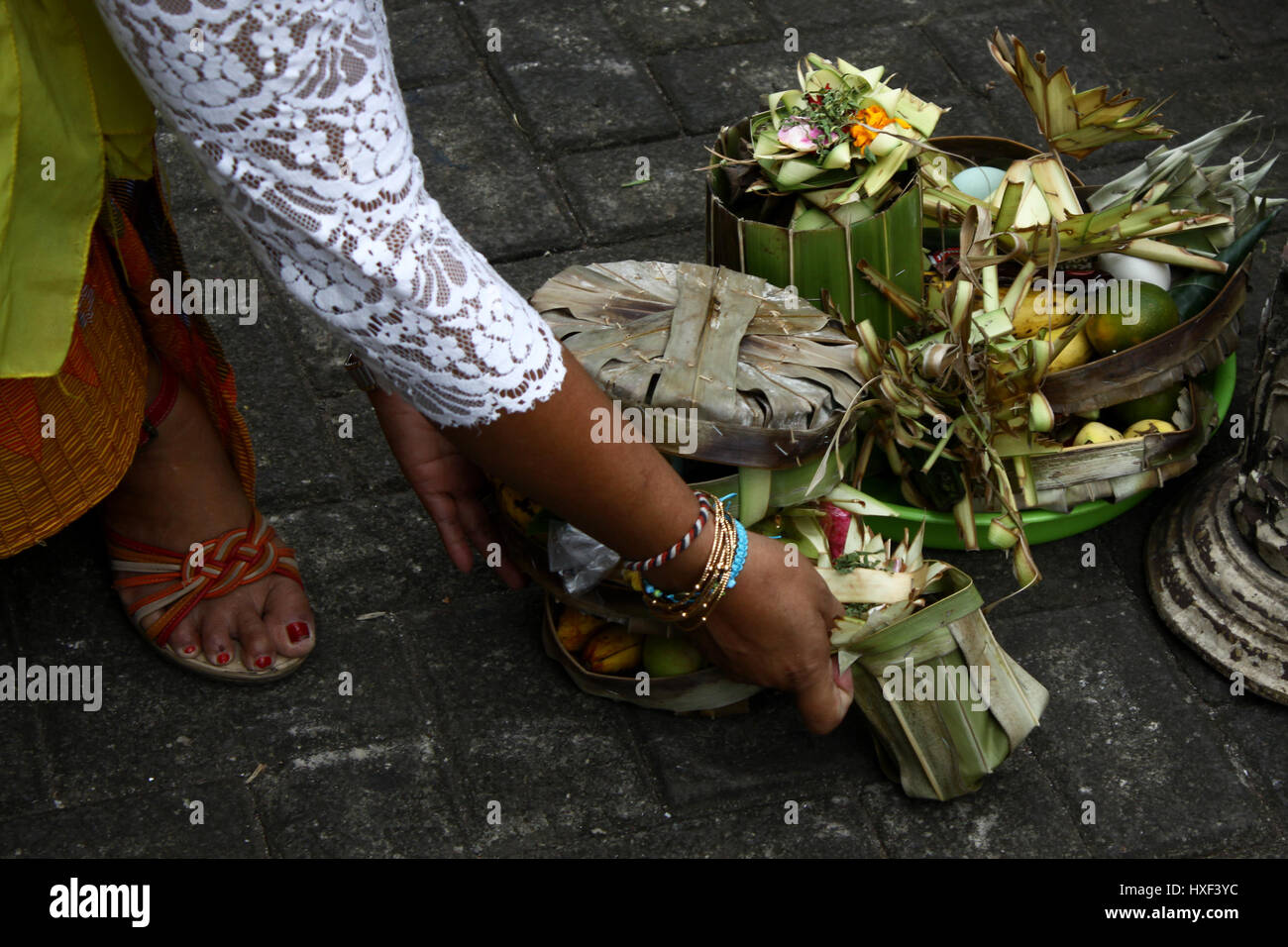 Le centre de Jakarta, Indonésie. Mar 27, 2017. L'hindouisme balinais prient avec une offrande dans l'ARILE Satya Bhuana tample pendant le Tawur Kesanga cérémonie religieuse traditionnelle à Jakarta. La cérémonie tenue annuelle pour commémorer le Nouvel An hindou Balinais, année de Saka 1939, connu sous le nom de Nyepi. Est Nyepi une journée de silence, quand les gens s'abstiennent de leurs activités telles que de l'utilisation de lumières, travailler, voyager et toutes sortes d'animations pour l'auto-réflexion. Credit : Tubagus Aditya Irawan/Pacific Press/Alamy Live News Banque D'Images Le centre de Jakarta, Indonésie. Mar 27, 2017. L'hindouisme balinais prient avec une offrande dans l'ARILE Satya Bhuana tample pendant le Tawur Kesanga cérémonie religieuse traditionnelle à Jakarta. La cérémonie tenue annuelle pour commémorer le Nouvel An hindou Balinais, année de Saka 1939, connu sous le nom de Nyepi. Est Nyepi une journée de silence, quand les gens s'abstiennent de leurs activités telles que de l'utilisation de lumières, travailler, voyager et toutes sortes d'animations pour l'auto-réflexion. Credit : Tubagus Aditya Irawan/Pacific Press/Alamy Live News Banque D'Images