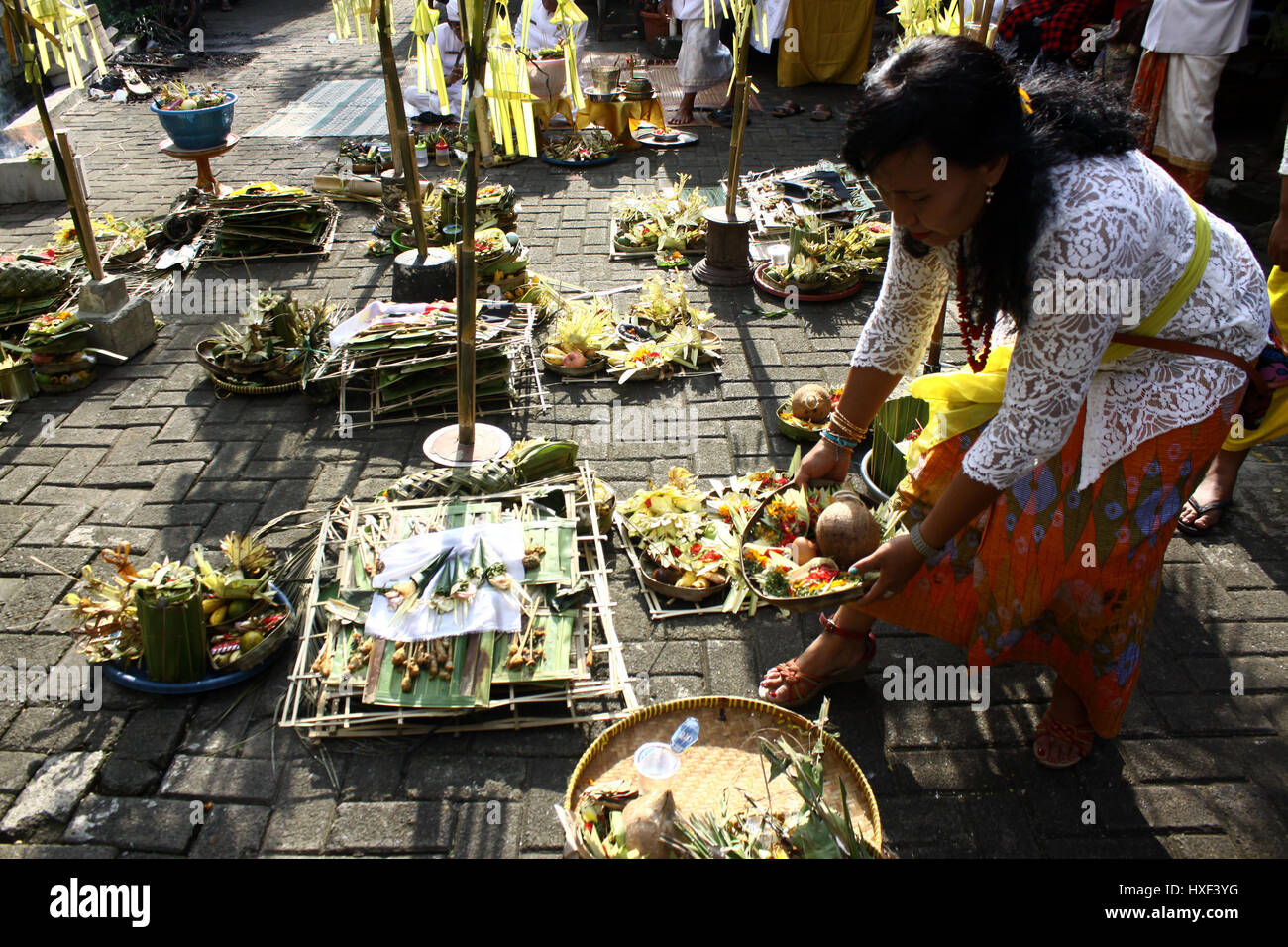 Le centre de Jakarta, Indonésie. Mar 27, 2017. L'hindouisme balinais prient avec une offrande dans l'ARILE Satya Bhuana tample pendant le Tawur Kesanga cérémonie religieuse traditionnelle à Jakarta. La cérémonie tenue annuelle pour commémorer le Nouvel An hindou Balinais, année de Saka 1939, connu sous le nom de Nyepi. Est Nyepi une journée de silence, quand les gens s'abstiennent de leurs activités telles que de l'utilisation de lumières, travailler, voyager et toutes sortes d'animations pour l'auto-réflexion. Credit : Tubagus Aditya Irawan/Pacific Press/Alamy Live News Banque D'Images Le centre de Jakarta, Indonésie. Mar 27, 2017. L'hindouisme balinais prient avec une offrande dans l'ARILE Satya Bhuana tample pendant le Tawur Kesanga cérémonie religieuse traditionnelle à Jakarta. La cérémonie tenue annuelle pour commémorer le Nouvel An hindou Balinais, année de Saka 1939, connu sous le nom de Nyepi. Est Nyepi une journée de silence, quand les gens s'abstiennent de leurs activités telles que de l'utilisation de lumières, travailler, voyager et toutes sortes d'animations pour l'auto-réflexion. Credit : Tubagus Aditya Irawan/Pacific Press/Alamy Live News Banque D'Images