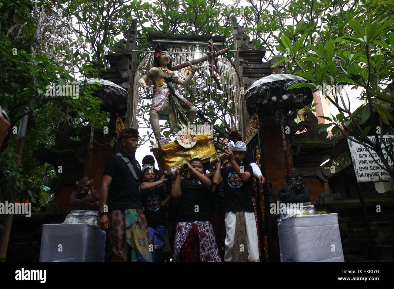 Le centre de Jakarta, Indonésie. Mar 27, 2017. Transporter hindous balinais effigie géante appelée Ogoh-Ogoh comme symbolisant le mauvais esprit pendant l'Tawur Kesanga cérémonie religieuse traditionnelle à Jakarta. La cérémonie tenue annuelle pour commémorer le Nouvel An hindou Balinais, année de Saka 1939, connu sous le nom de Nyepi. Est Nyepi une journée de silence, quand les gens s'abstiennent de leurs activités telles que de l'utilisation de lumières, travailler, voyager et toutes sortes d'animations pour l'auto-réflexion. Credit : Tubagus Aditya Irawan/Pacific Press/Alamy Live News Banque D'Images Le centre de Jakarta, Indonésie. Mar 27, 2017. Transporter hindous balinais effigie géante appelée Ogoh-Ogoh comme symbolisant le mauvais esprit pendant l'Tawur Kesanga cérémonie religieuse traditionnelle à Jakarta. La cérémonie tenue annuelle pour commémorer le Nouvel An hindou Balinais, année de Saka 1939, connu sous le nom de Nyepi. Est Nyepi une journée de silence, quand les gens s'abstiennent de leurs activités telles que de l'utilisation de lumières, travailler, voyager et toutes sortes d'animations pour l'auto-réflexion. Credit : Tubagus Aditya Irawan/Pacific Press/Alamy Live News Banque D'Images
