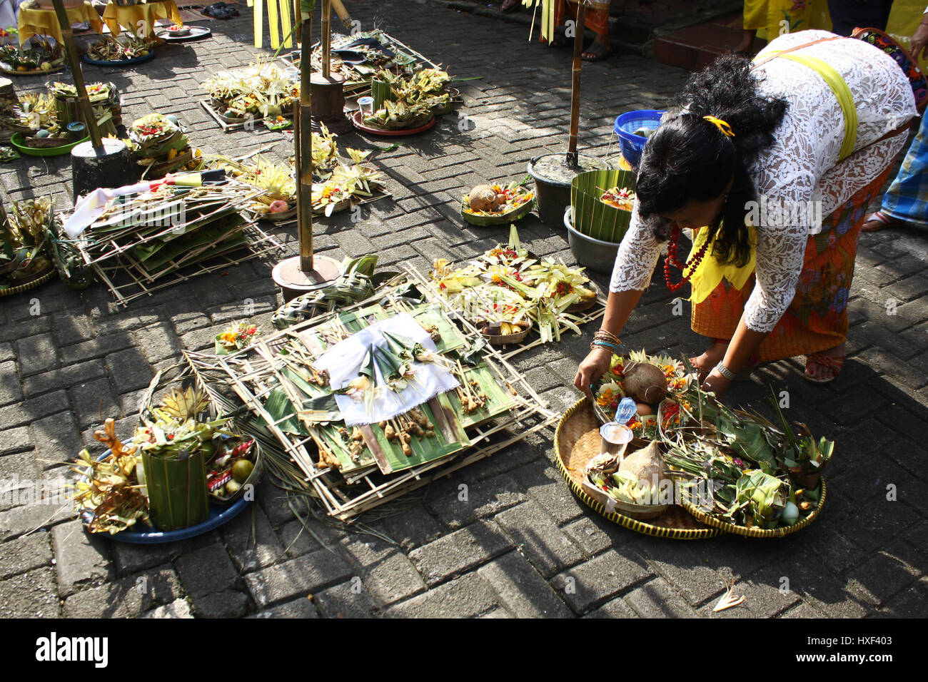 Le centre de Jakarta, Indonésie. Mar 27, 2017. L'hindouisme balinais prient avec une offrande dans l'ARILE Satya Bhuana tample pendant le Tawur Kesanga cérémonie religieuse traditionnelle à Jakarta. La cérémonie tenue annuelle pour commémorer le Nouvel An hindou Balinais, année de Saka 1939, connu sous le nom de Nyepi. Est Nyepi une journée de silence, quand les gens s'abstiennent de leurs activités telles que de l'utilisation de lumières, travailler, voyager et toutes sortes d'animations pour l'auto-réflexion. Credit : Tubagus Aditya Irawan/Pacific Press/Alamy Live News Banque D'Images Le centre de Jakarta, Indonésie. Mar 27, 2017. L'hindouisme balinais prient avec une offrande dans l'ARILE Satya Bhuana tample pendant le Tawur Kesanga cérémonie religieuse traditionnelle à Jakarta. La cérémonie tenue annuelle pour commémorer le Nouvel An hindou Balinais, année de Saka 1939, connu sous le nom de Nyepi. Est Nyepi une journée de silence, quand les gens s'abstiennent de leurs activités telles que de l'utilisation de lumières, travailler, voyager et toutes sortes d'animations pour l'auto-réflexion. Credit : Tubagus Aditya Irawan/Pacific Press/Alamy Live News Banque D'Images