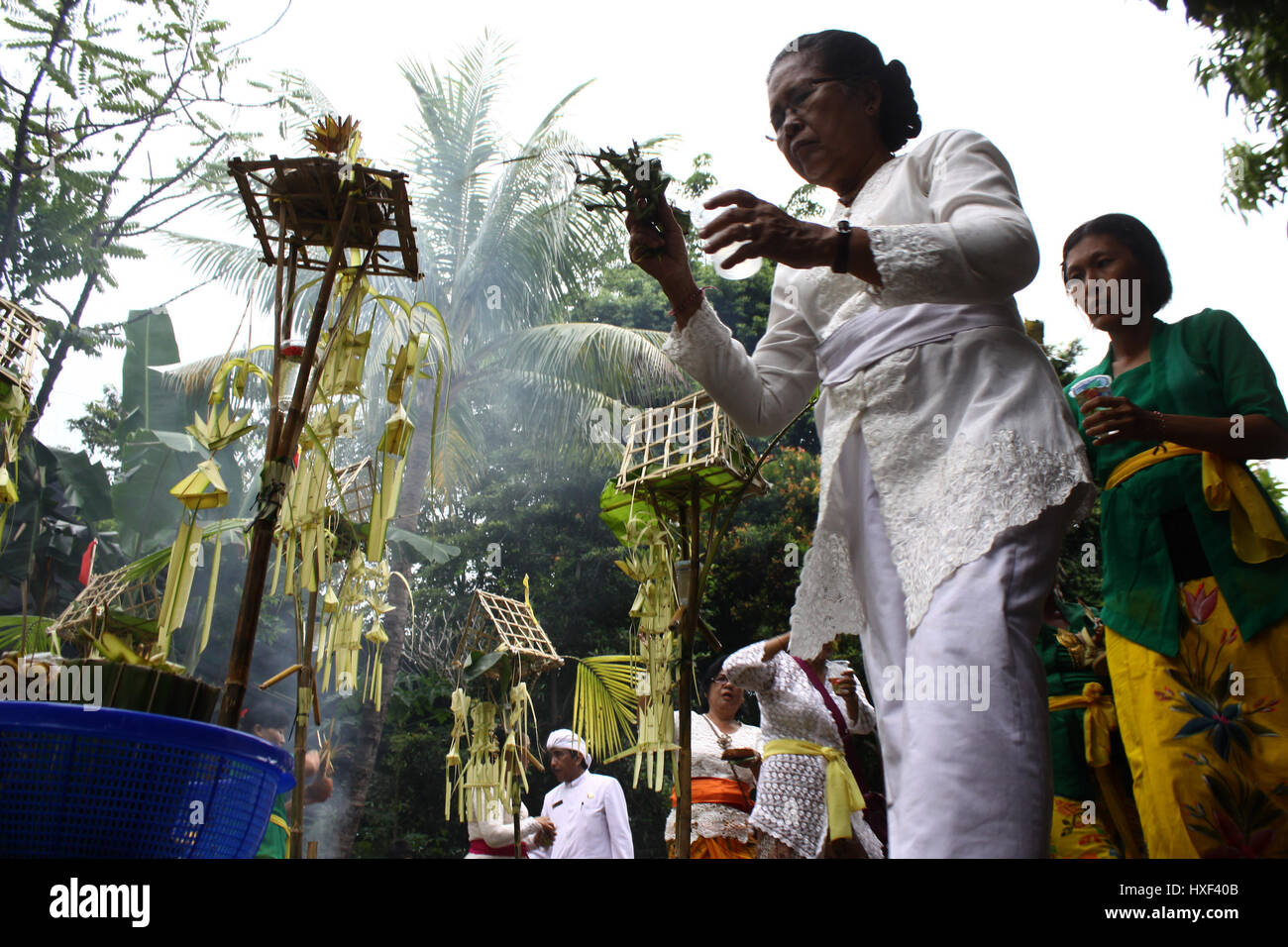 Le centre de Jakarta, Indonésie. Mar 27, 2017. L'hindouisme balinais prient avec une offrande dans l'ARILE Satya Bhuana tample pendant le Tawur Kesanga cérémonie religieuse traditionnelle à Jakarta. La cérémonie tenue annuelle pour commémorer le Nouvel An hindou Balinais, année de Saka 1939, connu sous le nom de Nyepi. Est Nyepi une journée de silence, quand les gens s'abstiennent de leurs activités telles que de l'utilisation de lumières, travailler, voyager et toutes sortes d'animations pour l'auto-réflexion. Credit : Tubagus Aditya Irawan/Pacific Press/Alamy Live News Banque D'Images Le centre de Jakarta, Indonésie. Mar 27, 2017. L'hindouisme balinais prient avec une offrande dans l'ARILE Satya Bhuana tample pendant le Tawur Kesanga cérémonie religieuse traditionnelle à Jakarta. La cérémonie tenue annuelle pour commémorer le Nouvel An hindou Balinais, année de Saka 1939, connu sous le nom de Nyepi. Est Nyepi une journée de silence, quand les gens s'abstiennent de leurs activités telles que de l'utilisation de lumières, travailler, voyager et toutes sortes d'animations pour l'auto-réflexion. Credit : Tubagus Aditya Irawan/Pacific Press/Alamy Live News Banque D'Images
