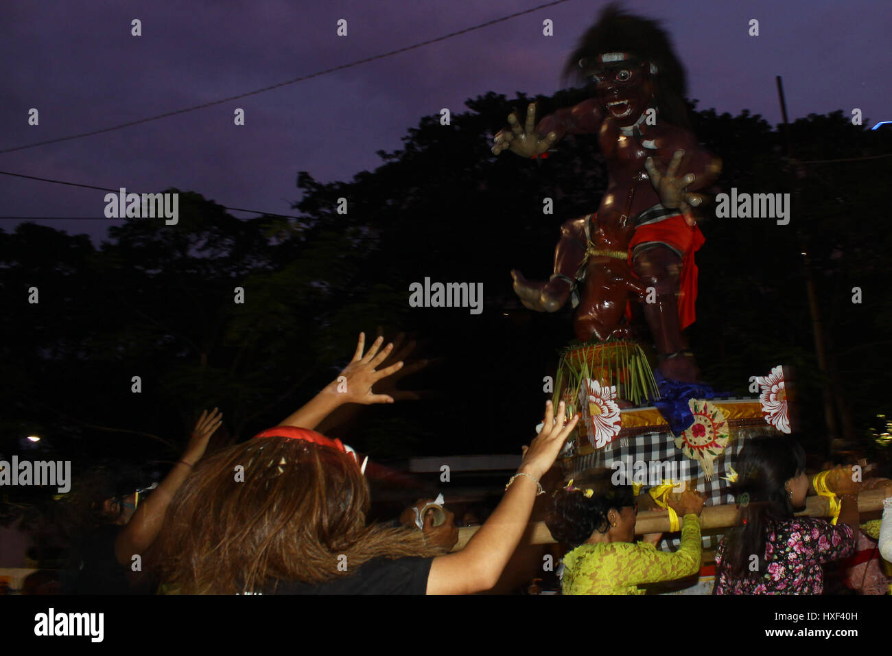 Le centre de Jakarta, Indonésie. Mar 27, 2017. Transporter hindous balinais effigie géante appelée Ogoh-Ogoh comme symbolisant le mauvais esprit pendant l'Tawur Kesanga cérémonie religieuse traditionnelle à Jakarta. La cérémonie tenue annuelle pour commémorer le Nouvel An hindou Balinais, année de Saka 1939, connu sous le nom de Nyepi. Est Nyepi une journée de silence, quand les gens s'abstiennent de leurs activités telles que de l'utilisation de lumières, travailler, voyager et toutes sortes d'animations pour l'auto-réflexion. Credit : Tubagus Aditya Irawan/Pacific Press/Alamy Live News Banque D'Images Le centre de Jakarta, Indonésie. Mar 27, 2017. Transporter hindous balinais effigie géante appelée Ogoh-Ogoh comme symbolisant le mauvais esprit pendant l'Tawur Kesanga cérémonie religieuse traditionnelle à Jakarta. La cérémonie tenue annuelle pour commémorer le Nouvel An hindou Balinais, année de Saka 1939, connu sous le nom de Nyepi. Est Nyepi une journée de silence, quand les gens s'abstiennent de leurs activités telles que de l'utilisation de lumières, travailler, voyager et toutes sortes d'animations pour l'auto-réflexion. Credit : Tubagus Aditya Irawan/Pacific Press/Alamy Live News Banque D'Images