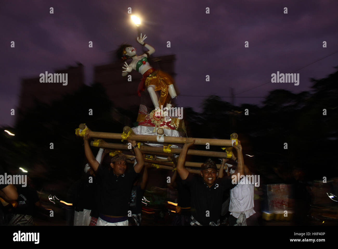 Le centre de Jakarta, Indonésie. Mar 27, 2017. Transporter hindous balinais effigie géante appelée Ogoh-Ogoh comme symbolisant le mauvais esprit pendant l'Tawur Kesanga cérémonie religieuse traditionnelle à Jakarta. La cérémonie tenue annuelle pour commémorer le Nouvel An hindou Balinais, année de Saka 1939, connu sous le nom de Nyepi. Est Nyepi une journée de silence, quand les gens s'abstiennent de leurs activités telles que de l'utilisation de lumières, travailler, voyager et toutes sortes d'animations pour l'auto-réflexion. Credit : Tubagus Aditya Irawan/Pacific Press/Alamy Live News Banque D'Images Le centre de Jakarta, Indonésie. Mar 27, 2017. Transporter hindous balinais effigie géante appelée Ogoh-Ogoh comme symbolisant le mauvais esprit pendant l'Tawur Kesanga cérémonie religieuse traditionnelle à Jakarta. La cérémonie tenue annuelle pour commémorer le Nouvel An hindou Balinais, année de Saka 1939, connu sous le nom de Nyepi. Est Nyepi une journée de silence, quand les gens s'abstiennent de leurs activités telles que de l'utilisation de lumières, travailler, voyager et toutes sortes d'animations pour l'auto-réflexion. Credit : Tubagus Aditya Irawan/Pacific Press/Alamy Live News Banque D'Images