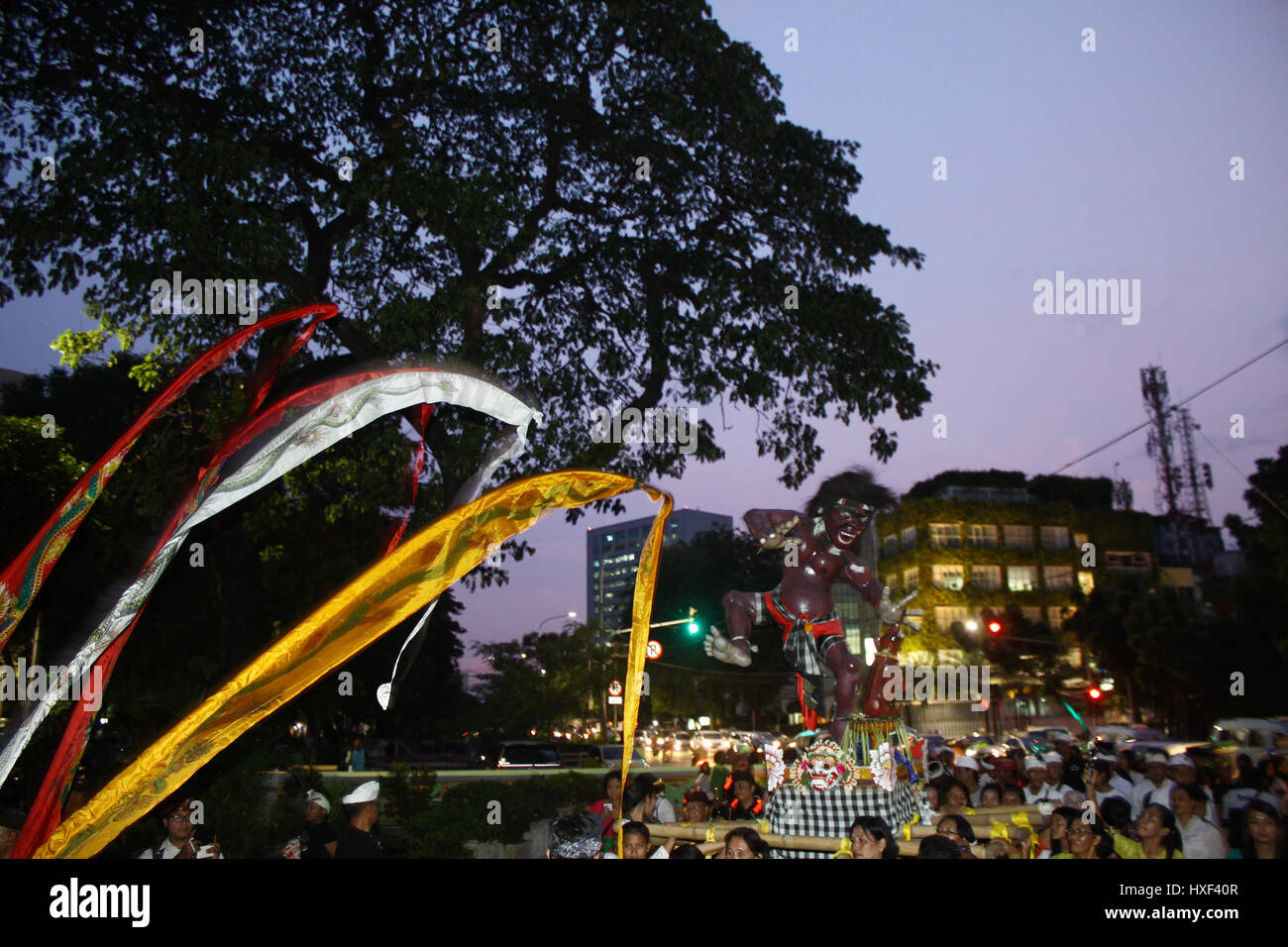 Le centre de Jakarta, Indonésie. Mar 27, 2017. Transporter hindous balinais effigie géante appelée Ogoh-Ogoh comme symbolisant le mauvais esprit pendant l'Tawur Kesanga cérémonie religieuse traditionnelle à Jakarta. La cérémonie tenue annuelle pour commémorer le Nouvel An hindou Balinais, année de Saka 1939, connu sous le nom de Nyepi. Est Nyepi une journée de silence, quand les gens s'abstiennent de leurs activités telles que de l'utilisation de lumières, travailler, voyager et toutes sortes d'animations pour l'auto-réflexion. Credit : Tubagus Aditya Irawan/Pacific Press/Alamy Live News Banque D'Images Le centre de Jakarta, Indonésie. Mar 27, 2017. Transporter hindous balinais effigie géante appelée Ogoh-Ogoh comme symbolisant le mauvais esprit pendant l'Tawur Kesanga cérémonie religieuse traditionnelle à Jakarta. La cérémonie tenue annuelle pour commémorer le Nouvel An hindou Balinais, année de Saka 1939, connu sous le nom de Nyepi. Est Nyepi une journée de silence, quand les gens s'abstiennent de leurs activités telles que de l'utilisation de lumières, travailler, voyager et toutes sortes d'animations pour l'auto-réflexion. Credit : Tubagus Aditya Irawan/Pacific Press/Alamy Live News Banque D'Images