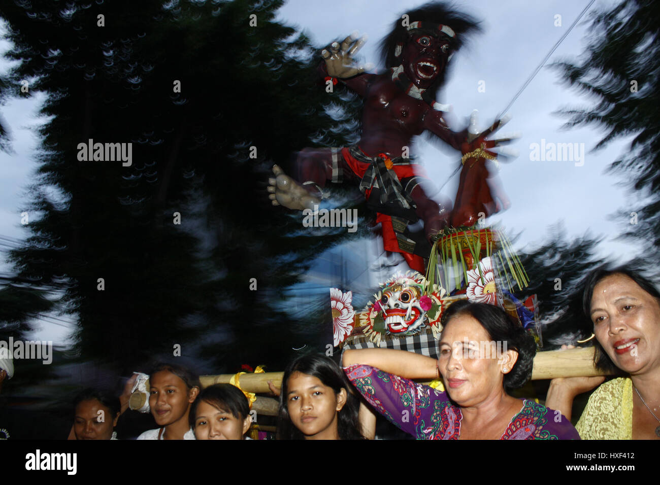 Le centre de Jakarta, Indonésie. Mar 27, 2017. Transporter hindous balinais effigie géante appelée Ogoh-Ogoh comme symbolisant le mauvais esprit pendant l'Tawur Kesanga cérémonie religieuse traditionnelle à Jakarta. La cérémonie tenue annuelle pour commémorer le Nouvel An hindou Balinais, année de Saka 1939, connu sous le nom de Nyepi. Est Nyepi une journée de silence, quand les gens s'abstiennent de leurs activités telles que de l'utilisation de lumières, travailler, voyager et toutes sortes d'animations pour l'auto-réflexion. Credit : Tubagus Aditya Irawan/Pacific Press/Alamy Live News Banque D'Images Le centre de Jakarta, Indonésie. Mar 27, 2017. Transporter hindous balinais effigie géante appelée Ogoh-Ogoh comme symbolisant le mauvais esprit pendant l'Tawur Kesanga cérémonie religieuse traditionnelle à Jakarta. La cérémonie tenue annuelle pour commémorer le Nouvel An hindou Balinais, année de Saka 1939, connu sous le nom de Nyepi. Est Nyepi une journée de silence, quand les gens s'abstiennent de leurs activités telles que de l'utilisation de lumières, travailler, voyager et toutes sortes d'animations pour l'auto-réflexion. Credit : Tubagus Aditya Irawan/Pacific Press/Alamy Live News Banque D'Images