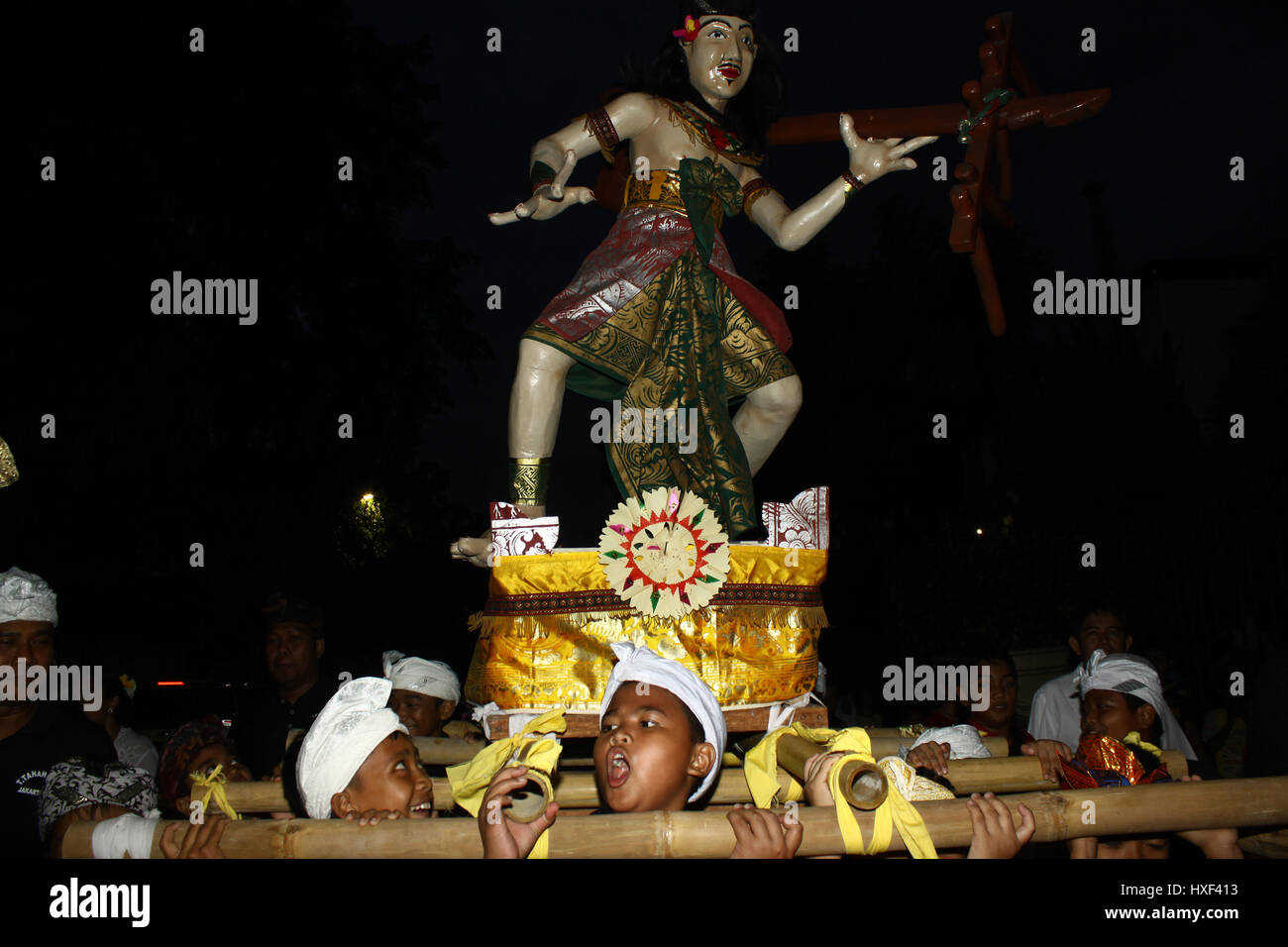 Le centre de Jakarta, Indonésie. Mar 27, 2017. Transporter hindous balinais effigie géante appelée Ogoh-Ogoh comme symbolisant le mauvais esprit pendant l'Tawur Kesanga cérémonie religieuse traditionnelle à Jakarta. La cérémonie tenue annuelle pour commémorer le Nouvel An hindou Balinais, année de Saka 1939, connu sous le nom de Nyepi. Est Nyepi une journée de silence, quand les gens s'abstiennent de leurs activités telles que de l'utilisation de lumières, travailler, voyager et toutes sortes d'animations pour l'auto-réflexion. Credit : Tubagus Aditya Irawan/Pacific Press/Alamy Live News Banque D'Images Le centre de Jakarta, Indonésie. Mar 27, 2017. Transporter hindous balinais effigie géante appelée Ogoh-Ogoh comme symbolisant le mauvais esprit pendant l'Tawur Kesanga cérémonie religieuse traditionnelle à Jakarta. La cérémonie tenue annuelle pour commémorer le Nouvel An hindou Balinais, année de Saka 1939, connu sous le nom de Nyepi. Est Nyepi une journée de silence, quand les gens s'abstiennent de leurs activités telles que de l'utilisation de lumières, travailler, voyager et toutes sortes d'animations pour l'auto-réflexion. Credit : Tubagus Aditya Irawan/Pacific Press/Alamy Live News Banque D'Images