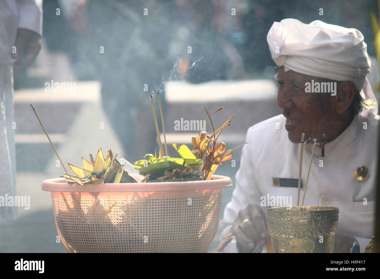 Le centre de Jakarta, Indonésie. Mar 27, 2017. L'hindouisme balinais prient avec une offrande dans l'ARILE Satya Bhuana tample pendant le Tawur Kesanga cérémonie religieuse traditionnelle à Jakarta. La cérémonie tenue annuelle pour commémorer le Nouvel An hindou Balinais, année de Saka 1939, connu sous le nom de Nyepi. Est Nyepi une journée de silence, quand les gens s'abstiennent de leurs activités telles que de l'utilisation de lumières, travailler, voyager et toutes sortes d'animations pour l'auto-réflexion. Credit : Tubagus Aditya Irawan/Pacific Press/Alamy Live News Banque D'Images Le centre de Jakarta, Indonésie. Mar 27, 2017. L'hindouisme balinais prient avec une offrande dans l'ARILE Satya Bhuana tample pendant le Tawur Kesanga cérémonie religieuse traditionnelle à Jakarta. La cérémonie tenue annuelle pour commémorer le Nouvel An hindou Balinais, année de Saka 1939, connu sous le nom de Nyepi. Est Nyepi une journée de silence, quand les gens s'abstiennent de leurs activités telles que de l'utilisation de lumières, travailler, voyager et toutes sortes d'animations pour l'auto-réflexion. Credit : Tubagus Aditya Irawan/Pacific Press/Alamy Live News Banque D'Images
