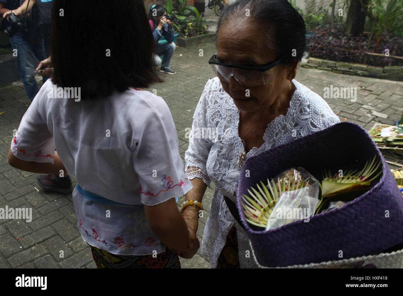 Le centre de Jakarta, Indonésie. Mar 27, 2017. L'hindouisme balinais prient avec une offrande dans l'ARILE Satya Bhuana tample pendant le Tawur Kesanga cérémonie religieuse traditionnelle à Jakarta. La cérémonie tenue annuelle pour commémorer le Nouvel An hindou Balinais, année de Saka 1939, connu sous le nom de Nyepi. Est Nyepi une journée de silence, quand les gens s'abstiennent de leurs activités telles que de l'utilisation de lumières, travailler, voyager et toutes sortes d'animations pour l'auto-réflexion. Credit : Tubagus Aditya Irawan/Pacific Press/Alamy Live News Banque D'Images Le centre de Jakarta, Indonésie. Mar 27, 2017. L'hindouisme balinais prient avec une offrande dans l'ARILE Satya Bhuana tample pendant le Tawur Kesanga cérémonie religieuse traditionnelle à Jakarta. La cérémonie tenue annuelle pour commémorer le Nouvel An hindou Balinais, année de Saka 1939, connu sous le nom de Nyepi. Est Nyepi une journée de silence, quand les gens s'abstiennent de leurs activités telles que de l'utilisation de lumières, travailler, voyager et toutes sortes d'animations pour l'auto-réflexion. Credit : Tubagus Aditya Irawan/Pacific Press/Alamy Live News Banque D'Images