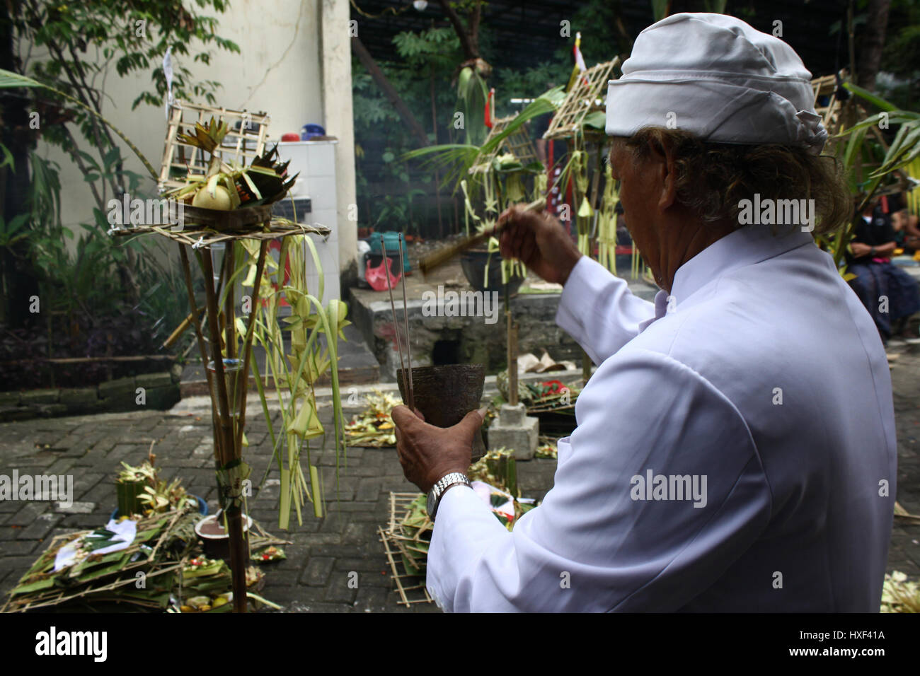 Le centre de Jakarta, Indonésie. Mar 27, 2017. L'hindouisme balinais prient avec une offrande dans l'ARILE Satya Bhuana tample pendant le Tawur Kesanga cérémonie religieuse traditionnelle à Jakarta. La cérémonie tenue annuelle pour commémorer le Nouvel An hindou Balinais, année de Saka 1939, connu sous le nom de Nyepi. Est Nyepi une journée de silence, quand les gens s'abstiennent de leurs activités telles que de l'utilisation de lumières, travailler, voyager et toutes sortes d'animations pour l'auto-réflexion. Credit : Tubagus Aditya Irawan/Pacific Press/Alamy Live News Banque D'Images Le centre de Jakarta, Indonésie. Mar 27, 2017. L'hindouisme balinais prient avec une offrande dans l'ARILE Satya Bhuana tample pendant le Tawur Kesanga cérémonie religieuse traditionnelle à Jakarta. La cérémonie tenue annuelle pour commémorer le Nouvel An hindou Balinais, année de Saka 1939, connu sous le nom de Nyepi. Est Nyepi une journée de silence, quand les gens s'abstiennent de leurs activités telles que de l'utilisation de lumières, travailler, voyager et toutes sortes d'animations pour l'auto-réflexion. Credit : Tubagus Aditya Irawan/Pacific Press/Alamy Live News Banque D'Images