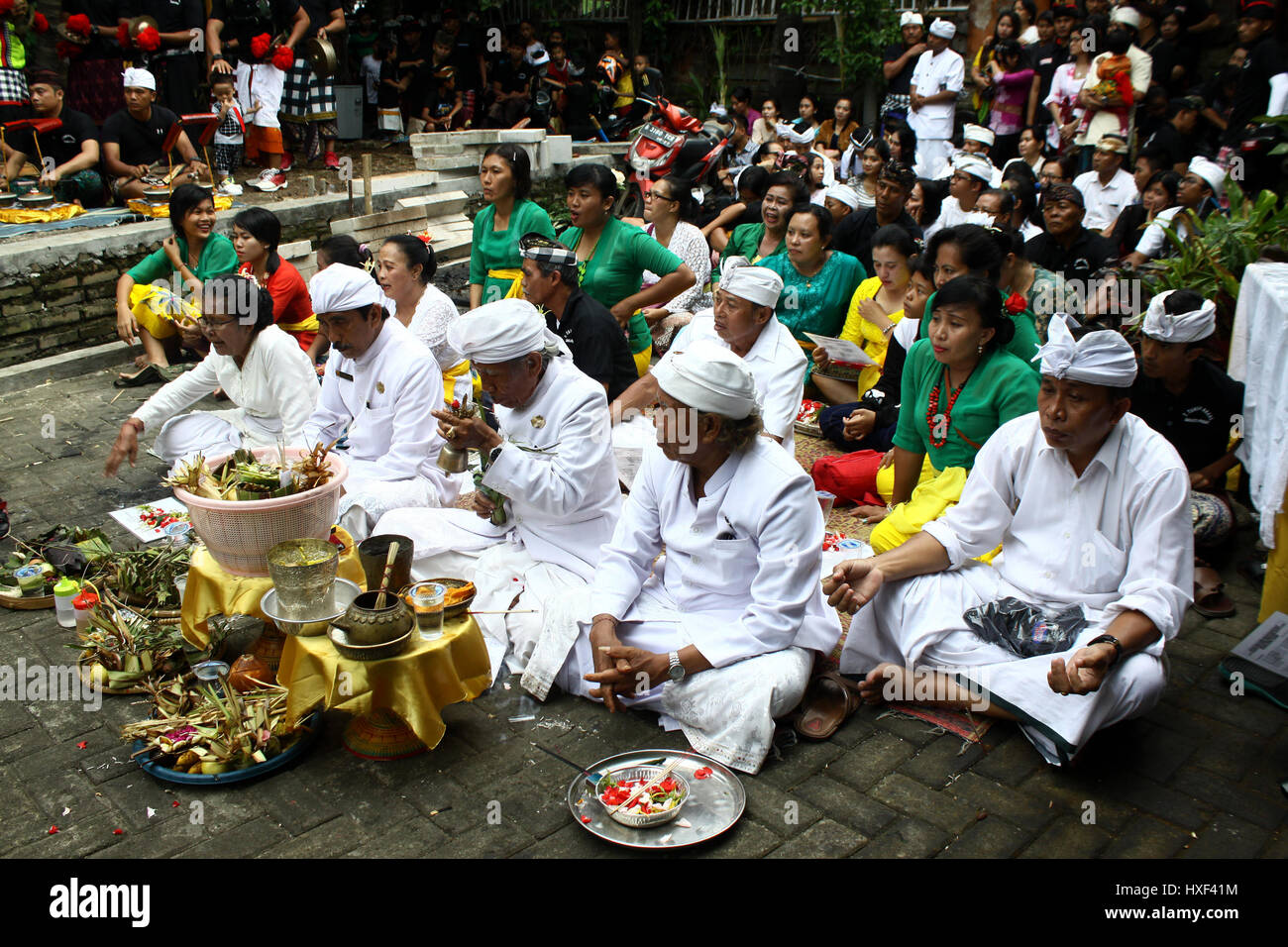 Le centre de Jakarta, Indonésie. Mar 27, 2017. L'hindouisme balinais prient avec une offrande dans l'ARILE Satya Bhuana tample pendant le Tawur Kesanga cérémonie religieuse traditionnelle à Jakarta. La cérémonie tenue annuelle pour commémorer le Nouvel An hindou Balinais, année de Saka 1939, connu sous le nom de Nyepi. Est Nyepi une journée de silence, quand les gens s'abstiennent de leurs activités telles que de l'utilisation de lumières, travailler, voyager et toutes sortes d'animations pour l'auto-réflexion. Credit : Tubagus Aditya Irawan/Pacific Press/Alamy Live News Banque D'Images Le centre de Jakarta, Indonésie. Mar 27, 2017. L'hindouisme balinais prient avec une offrande dans l'ARILE Satya Bhuana tample pendant le Tawur Kesanga cérémonie religieuse traditionnelle à Jakarta. La cérémonie tenue annuelle pour commémorer le Nouvel An hindou Balinais, année de Saka 1939, connu sous le nom de Nyepi. Est Nyepi une journée de silence, quand les gens s'abstiennent de leurs activités telles que de l'utilisation de lumières, travailler, voyager et toutes sortes d'animations pour l'auto-réflexion. Credit : Tubagus Aditya Irawan/Pacific Press/Alamy Live News Banque D'Images