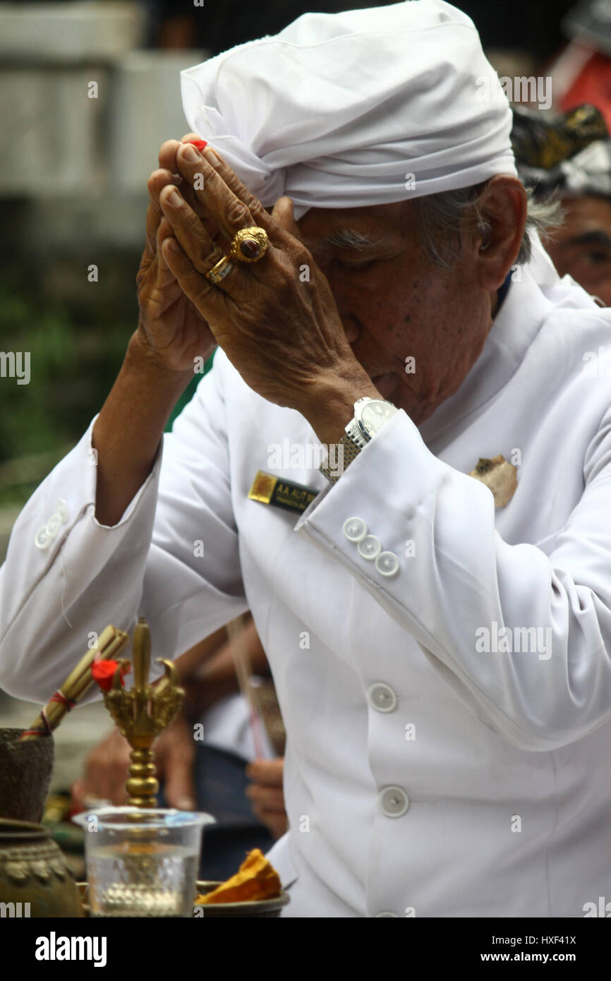 Le centre de Jakarta, Indonésie. Mar 27, 2017. L'hindouisme balinais prient avec une offrande dans l'ARILE Satya Bhuana tample pendant le Tawur Kesanga cérémonie religieuse traditionnelle à Jakarta. La cérémonie tenue annuelle pour commémorer le Nouvel An hindou Balinais, année de Saka 1939, connu sous le nom de Nyepi. Est Nyepi une journée de silence, quand les gens s'abstiennent de leurs activités telles que de l'utilisation de lumières, travailler, voyager et toutes sortes d'animations pour l'auto-réflexion. Credit : Tubagus Aditya Irawan/Pacific Press/Alamy Live News Banque D'Images Le centre de Jakarta, Indonésie. Mar 27, 2017. L'hindouisme balinais prient avec une offrande dans l'ARILE Satya Bhuana tample pendant le Tawur Kesanga cérémonie religieuse traditionnelle à Jakarta. La cérémonie tenue annuelle pour commémorer le Nouvel An hindou Balinais, année de Saka 1939, connu sous le nom de Nyepi. Est Nyepi une journée de silence, quand les gens s'abstiennent de leurs activités telles que de l'utilisation de lumières, travailler, voyager et toutes sortes d'animations pour l'auto-réflexion. Credit : Tubagus Aditya Irawan/Pacific Press/Alamy Live News Banque D'Images