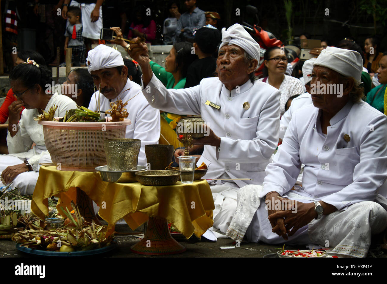Le centre de Jakarta, Indonésie. Mar 27, 2017. L'hindouisme balinais prient avec une offrande dans l'ARILE Satya Bhuana tample pendant le Tawur Kesanga cérémonie religieuse traditionnelle à Jakarta. La cérémonie tenue annuelle pour commémorer le Nouvel An hindou Balinais, année de Saka 1939, connu sous le nom de Nyepi. Est Nyepi une journée de silence, quand les gens s'abstiennent de leurs activités telles que de l'utilisation de lumières, travailler, voyager et toutes sortes d'animations pour l'auto-réflexion. Credit : Tubagus Aditya Irawan/Pacific Press/Alamy Live News Banque D'Images Le centre de Jakarta, Indonésie. Mar 27, 2017. L'hindouisme balinais prient avec une offrande dans l'ARILE Satya Bhuana tample pendant le Tawur Kesanga cérémonie religieuse traditionnelle à Jakarta. La cérémonie tenue annuelle pour commémorer le Nouvel An hindou Balinais, année de Saka 1939, connu sous le nom de Nyepi. Est Nyepi une journée de silence, quand les gens s'abstiennent de leurs activités telles que de l'utilisation de lumières, travailler, voyager et toutes sortes d'animations pour l'auto-réflexion. Credit : Tubagus Aditya Irawan/Pacific Press/Alamy Live News Banque D'Images