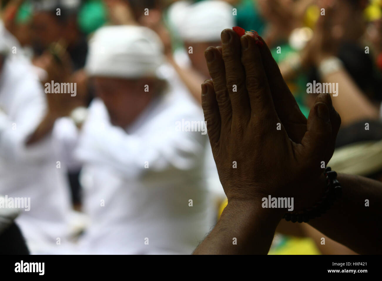 Le centre de Jakarta, Indonésie. Mar 27, 2017. L'hindouisme balinais prient avec une offrande dans l'ARILE Satya Bhuana tample pendant le Tawur Kesanga cérémonie religieuse traditionnelle à Jakarta. La cérémonie tenue annuelle pour commémorer le Nouvel An hindou Balinais, année de Saka 1939, connu sous le nom de Nyepi. Est Nyepi une journée de silence, quand les gens s'abstiennent de leurs activités telles que de l'utilisation de lumières, travailler, voyager et toutes sortes d'animations pour l'auto-réflexion. Credit : Tubagus Aditya Irawan/Pacific Press/Alamy Live News Banque D'Images Le centre de Jakarta, Indonésie. Mar 27, 2017. L'hindouisme balinais prient avec une offrande dans l'ARILE Satya Bhuana tample pendant le Tawur Kesanga cérémonie religieuse traditionnelle à Jakarta. La cérémonie tenue annuelle pour commémorer le Nouvel An hindou Balinais, année de Saka 1939, connu sous le nom de Nyepi. Est Nyepi une journée de silence, quand les gens s'abstiennent de leurs activités telles que de l'utilisation de lumières, travailler, voyager et toutes sortes d'animations pour l'auto-réflexion. Credit : Tubagus Aditya Irawan/Pacific Press/Alamy Live News Banque D'Images