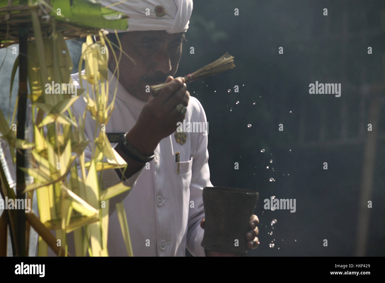Le centre de Jakarta, Indonésie. Mar 27, 2017. L'hindouisme balinais prient avec une offrande dans l'ARILE Satya Bhuana tample pendant le Tawur Kesanga cérémonie religieuse traditionnelle à Jakarta. La cérémonie tenue annuelle pour commémorer le Nouvel An hindou Balinais, année de Saka 1939, connu sous le nom de Nyepi. Est Nyepi une journée de silence, quand les gens s'abstiennent de leurs activités telles que de l'utilisation de lumières, travailler, voyager et toutes sortes d'animations pour l'auto-réflexion. Credit : Tubagus Aditya Irawan/Pacific Press/Alamy Live News Banque D'Images Le centre de Jakarta, Indonésie. Mar 27, 2017. L'hindouisme balinais prient avec une offrande dans l'ARILE Satya Bhuana tample pendant le Tawur Kesanga cérémonie religieuse traditionnelle à Jakarta. La cérémonie tenue annuelle pour commémorer le Nouvel An hindou Balinais, année de Saka 1939, connu sous le nom de Nyepi. Est Nyepi une journée de silence, quand les gens s'abstiennent de leurs activités telles que de l'utilisation de lumières, travailler, voyager et toutes sortes d'animations pour l'auto-réflexion. Credit : Tubagus Aditya Irawan/Pacific Press/Alamy Live News Banque D'Images
