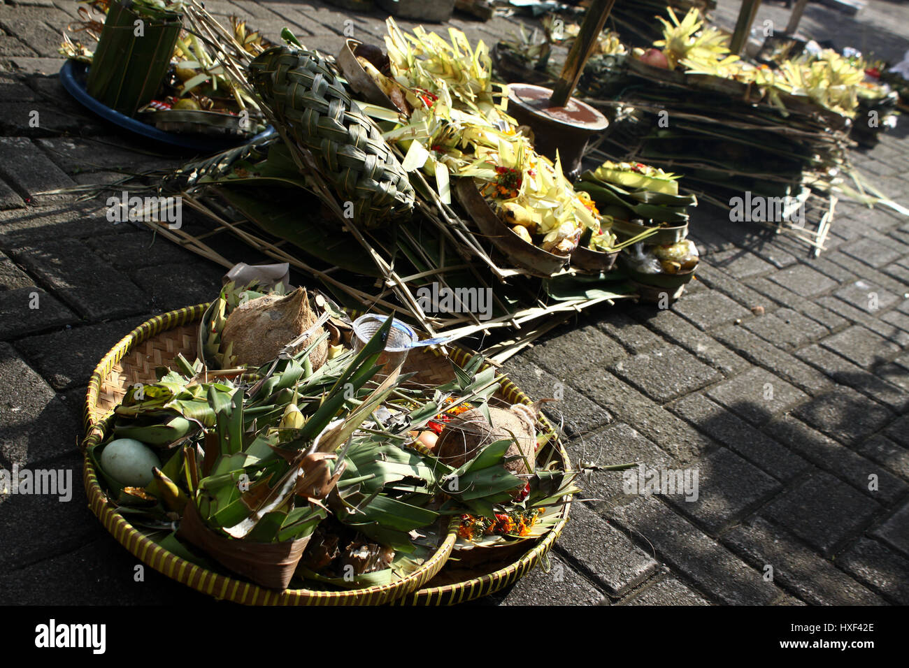 Le centre de Jakarta, Indonésie. Mar 27, 2017. L'hindouisme balinais prient avec une offrande dans l'ARILE Satya Bhuana tample pendant le Tawur Kesanga cérémonie religieuse traditionnelle à Jakarta. La cérémonie tenue annuelle pour commémorer le Nouvel An hindou Balinais, année de Saka 1939, connu sous le nom de Nyepi. Est Nyepi une journée de silence, quand les gens s'abstiennent de leurs activités telles que de l'utilisation de lumières, travailler, voyager et toutes sortes d'animations pour l'auto-réflexion. Credit : Tubagus Aditya Irawan/Pacific Press/Alamy Live News Banque D'Images Le centre de Jakarta, Indonésie. Mar 27, 2017. L'hindouisme balinais prient avec une offrande dans l'ARILE Satya Bhuana tample pendant le Tawur Kesanga cérémonie religieuse traditionnelle à Jakarta. La cérémonie tenue annuelle pour commémorer le Nouvel An hindou Balinais, année de Saka 1939, connu sous le nom de Nyepi. Est Nyepi une journée de silence, quand les gens s'abstiennent de leurs activités telles que de l'utilisation de lumières, travailler, voyager et toutes sortes d'animations pour l'auto-réflexion. Credit : Tubagus Aditya Irawan/Pacific Press/Alamy Live News Banque D'Images