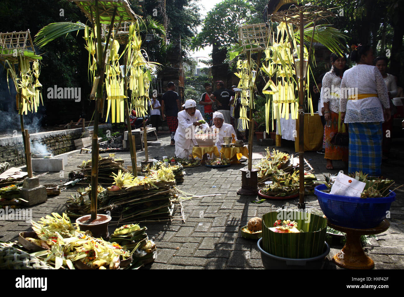 Le centre de Jakarta, Indonésie. Mar 27, 2017. L'hindouisme balinais prient avec une offrande dans l'ARILE Satya Bhuana tample pendant le Tawur Kesanga cérémonie religieuse traditionnelle à Jakarta. La cérémonie tenue annuelle pour commémorer le Nouvel An hindou Balinais, année de Saka 1939, connu sous le nom de Nyepi. Est Nyepi une journée de silence, quand les gens s'abstiennent de leurs activités telles que de l'utilisation de lumières, travailler, voyager et toutes sortes d'animations pour l'auto-réflexion. Credit : Tubagus Aditya Irawan/Pacific Press/Alamy Live News Banque D'Images Le centre de Jakarta, Indonésie. Mar 27, 2017. L'hindouisme balinais prient avec une offrande dans l'ARILE Satya Bhuana tample pendant le Tawur Kesanga cérémonie religieuse traditionnelle à Jakarta. La cérémonie tenue annuelle pour commémorer le Nouvel An hindou Balinais, année de Saka 1939, connu sous le nom de Nyepi. Est Nyepi une journée de silence, quand les gens s'abstiennent de leurs activités telles que de l'utilisation de lumières, travailler, voyager et toutes sortes d'animations pour l'auto-réflexion. Credit : Tubagus Aditya Irawan/Pacific Press/Alamy Live News Banque D'Images