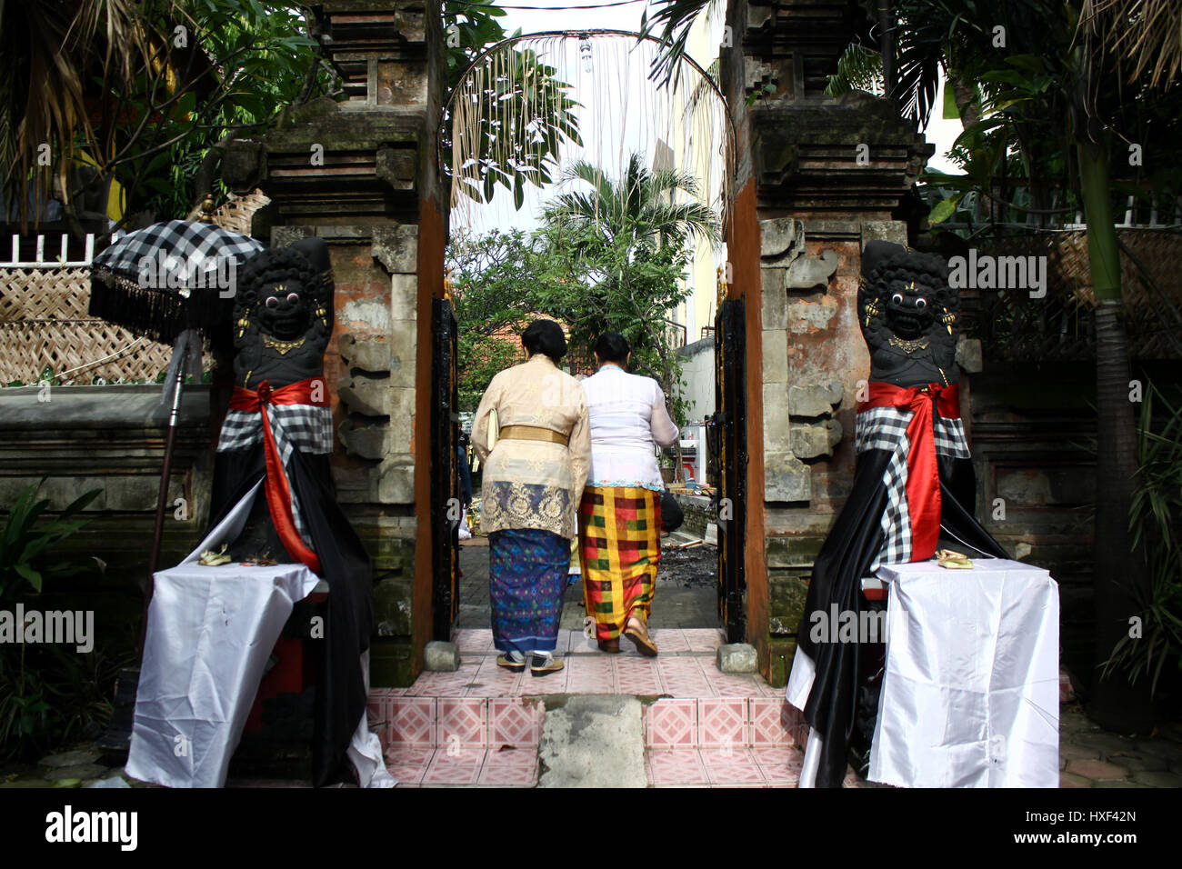 Le centre de Jakarta, Indonésie. Mar 27, 2017. L'hindouisme balinais prient avec une offrande dans l'ARILE Satya Bhuana tample pendant le Tawur Kesanga cérémonie religieuse traditionnelle à Jakarta. La cérémonie tenue annuelle pour commémorer le Nouvel An hindou Balinais, année de Saka 1939, connu sous le nom de Nyepi. Est Nyepi une journée de silence, quand les gens s'abstiennent de leurs activités telles que de l'utilisation de lumières, travailler, voyager et toutes sortes d'animations pour l'auto-réflexion. Credit : Tubagus Aditya Irawan/Pacific Press/Alamy Live News Banque D'Images Le centre de Jakarta, Indonésie. Mar 27, 2017. L'hindouisme balinais prient avec une offrande dans l'ARILE Satya Bhuana tample pendant le Tawur Kesanga cérémonie religieuse traditionnelle à Jakarta. La cérémonie tenue annuelle pour commémorer le Nouvel An hindou Balinais, année de Saka 1939, connu sous le nom de Nyepi. Est Nyepi une journée de silence, quand les gens s'abstiennent de leurs activités telles que de l'utilisation de lumières, travailler, voyager et toutes sortes d'animations pour l'auto-réflexion. Credit : Tubagus Aditya Irawan/Pacific Press/Alamy Live News Banque D'Images