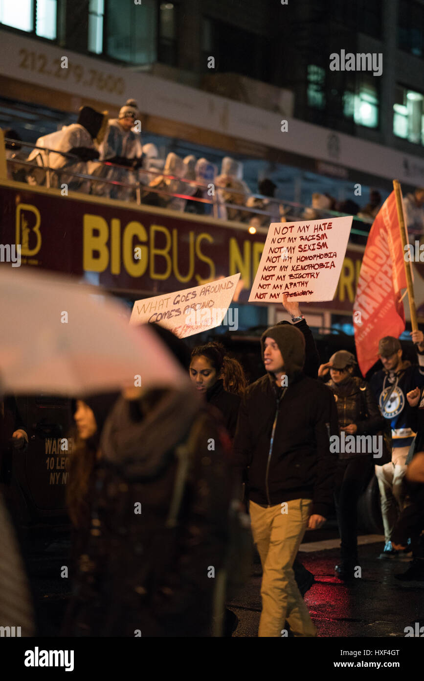 Signes et tenir les manifestants Trump sur Broadway mars alors qu'regarder vers le bas à partir d'un autobus de tournée. Banque D'Images