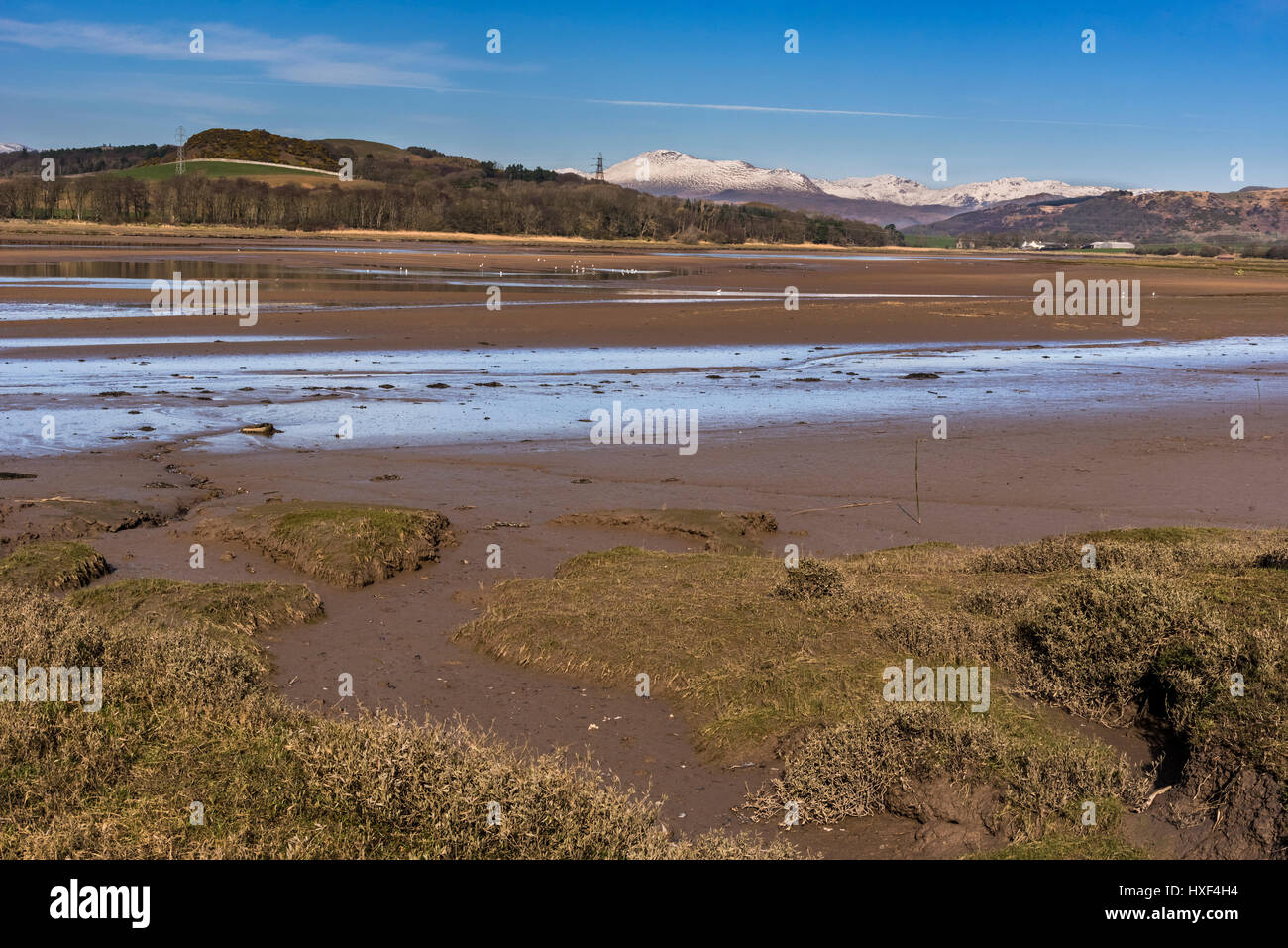 L'estuaire de la rivière Esk dans Cumbria avec snowy lakeland hills derrière. Banque D'Images