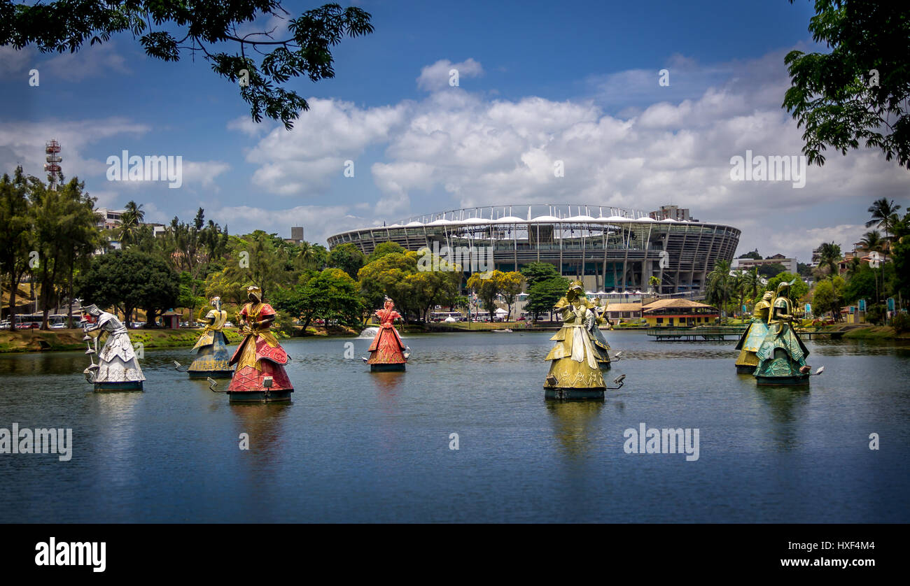 Orixa saints statues sur lake à Salvador - Bahia, Brésil Banque D'Images