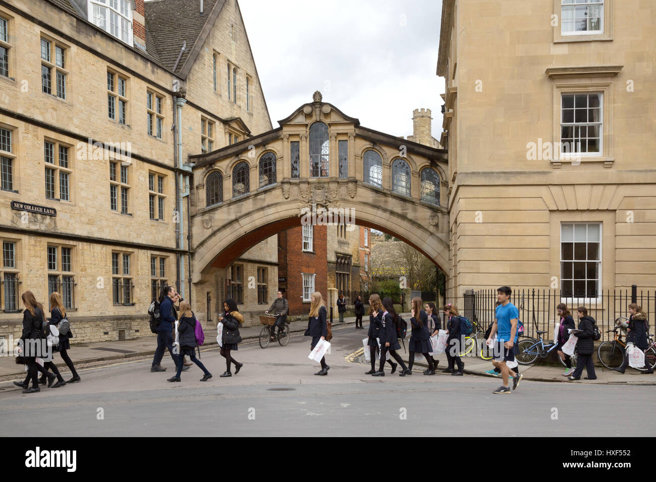 Écoliers au Royaume-Uni ; écoliers en voyage scolaire, Bridge of Soupirs, Hertford College, Oxford au Royaume-Uni, Banque D'Images