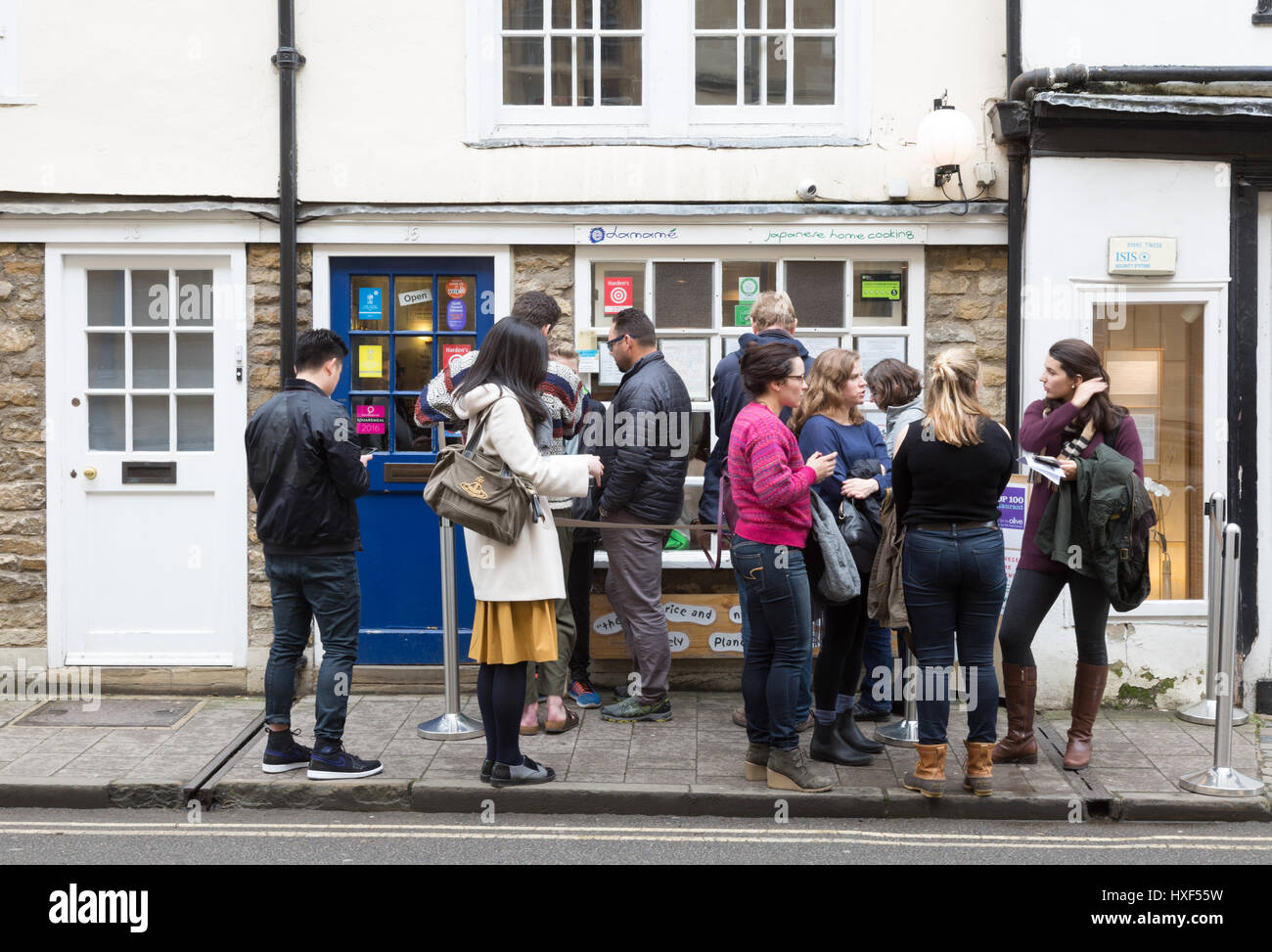 Restaurant japonais d'edamame - une file de gens de l'extérieur , St Asaph road, Oxford UK Banque D'Images