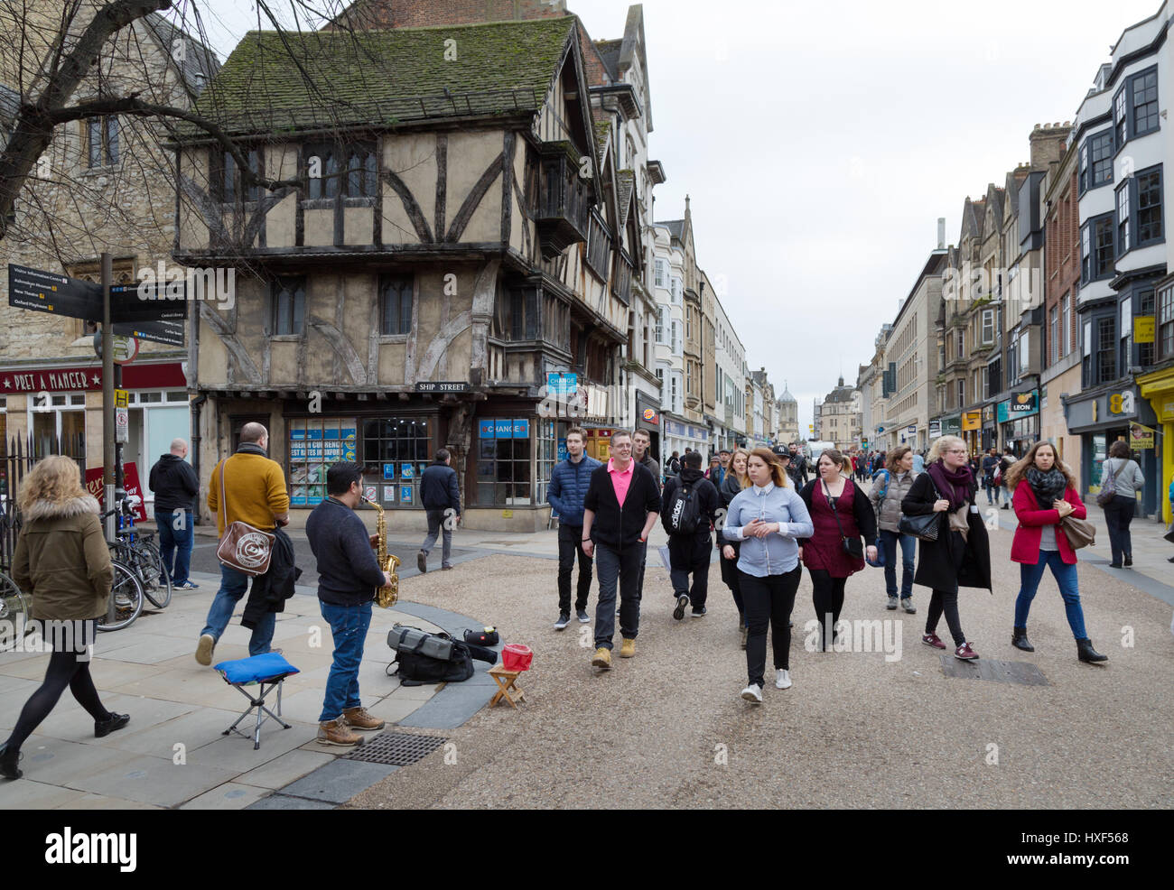 Musicien ambulant, Oxford UK - jouer du saxophone, Cornmarket Street, Oxford UK Banque D'Images