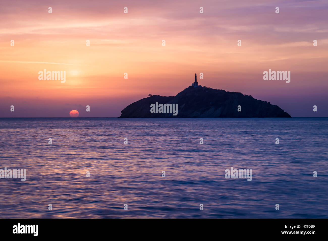 Vue du coucher de soleil d'un phare sur une île - Santa Marta, Colombie Banque D'Images